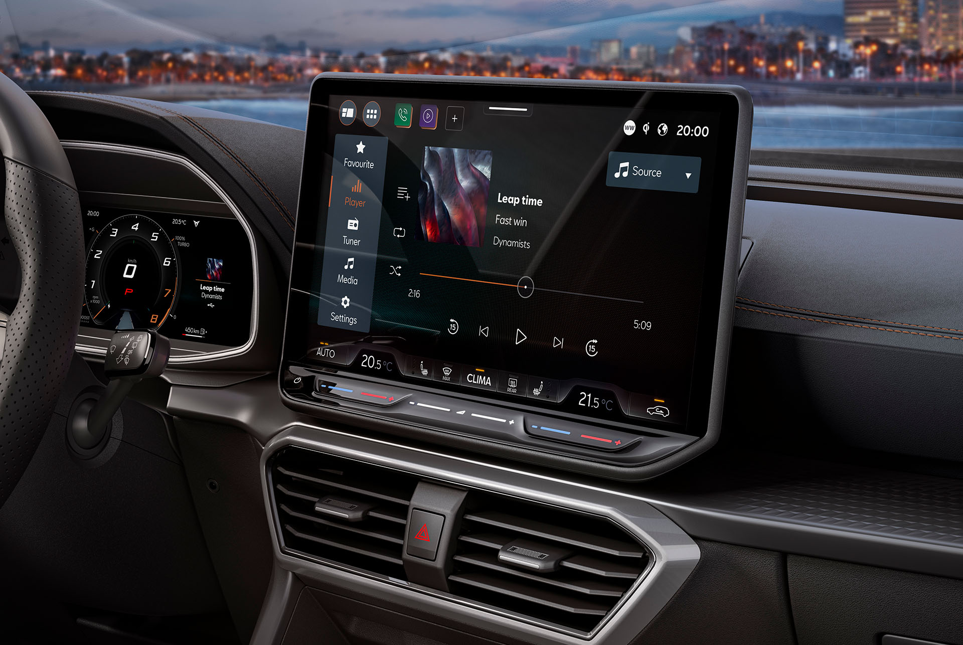 Vue intérieure d’une nouvelle CUPRA Formentor 2024, avec un volant en cuir, un système d’infotainment affichant les paramètres des médias et de la climatisation, et un tableau de bord, avec en arrière-plan un paysage urbain au crépuscule.