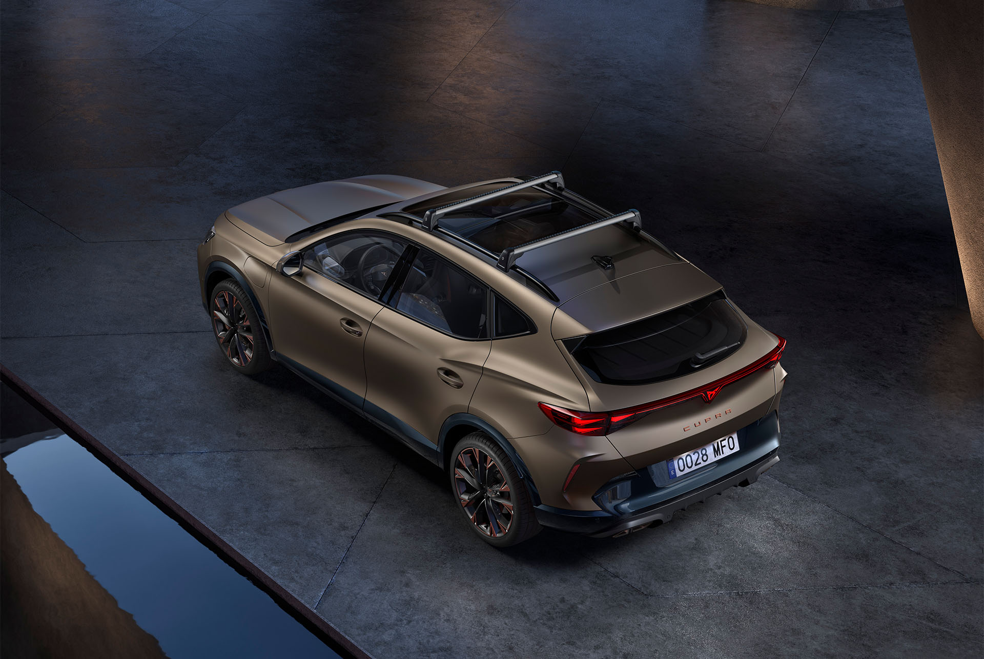 Nouveau CUPRA Formentor 2024 en Bronze Century mat avec porte-vélos Thule. 