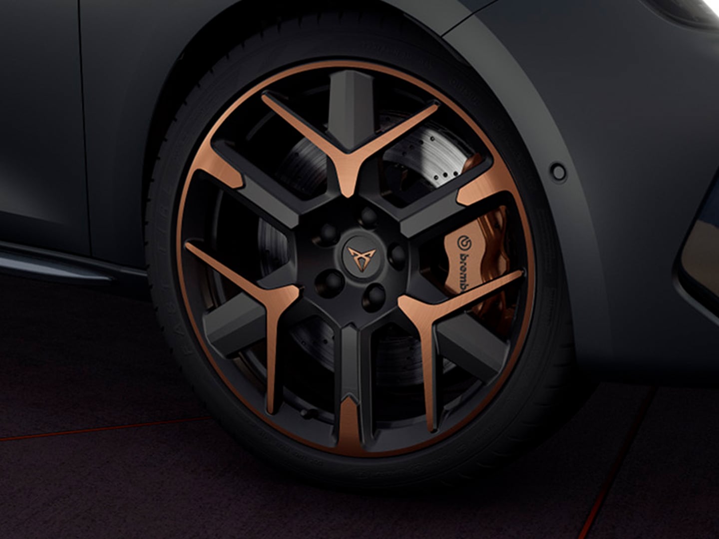 Avant de la jante alliage 19 pouces de la CUPRA Leon SP, associée aux freins Brembo pour des performances supérieures.