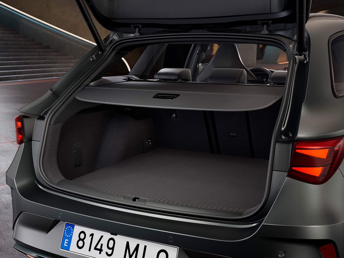 Cliché du bac de coffre de la nouvelle CUPRA Leon SP, offrant une capacité de 620 l.