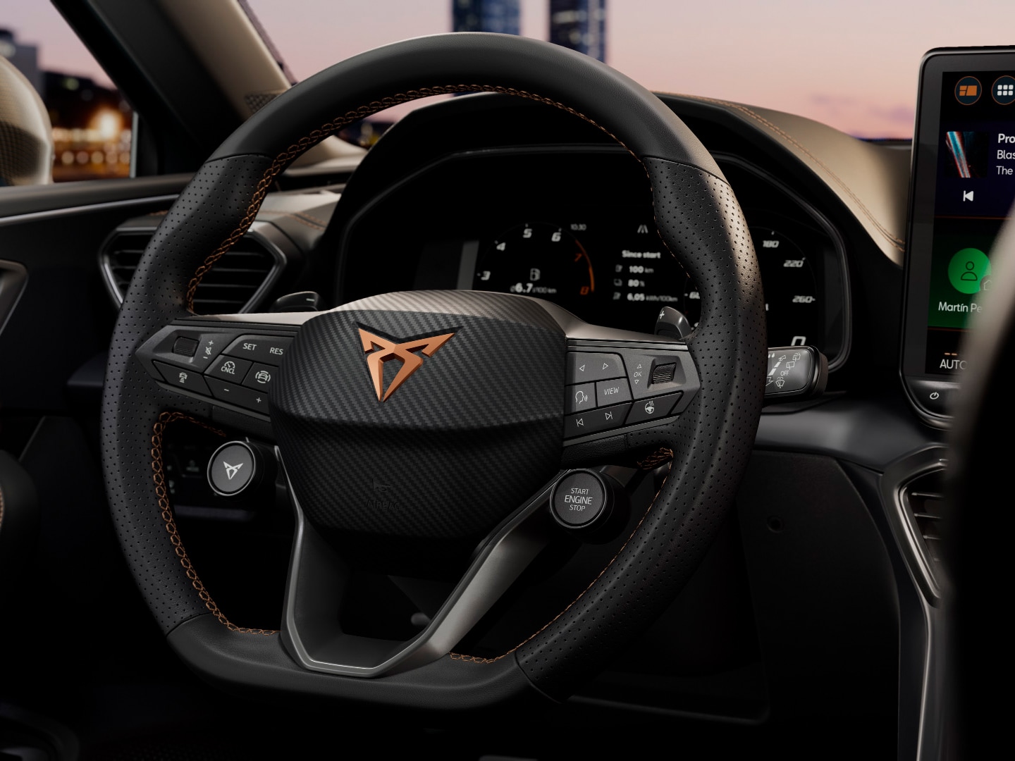 CUPRA Leon Sportstourer, pack Intelligent Drive avec Park Assist et systèmes de pré-collision et de maintien sur la voie, ainsi que d’autres fonctions de sécurité et de stationnement.
