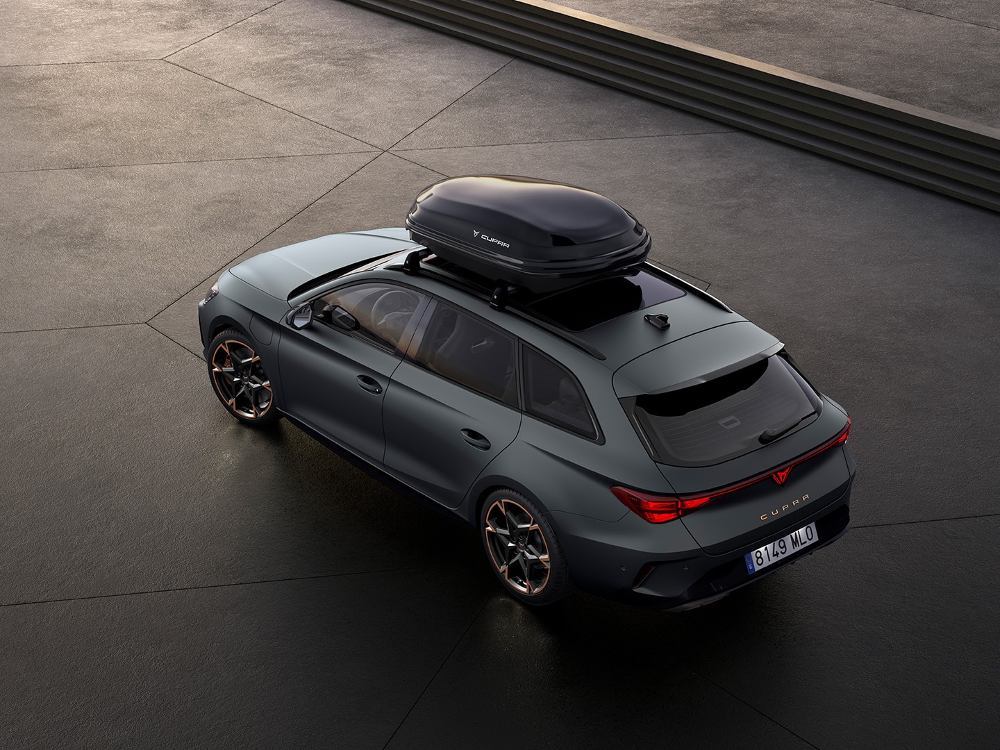 Une CUPRA Leon SP garée dehors avec un coffre de toit issu de notre gamme d’accessoires exclusifs.