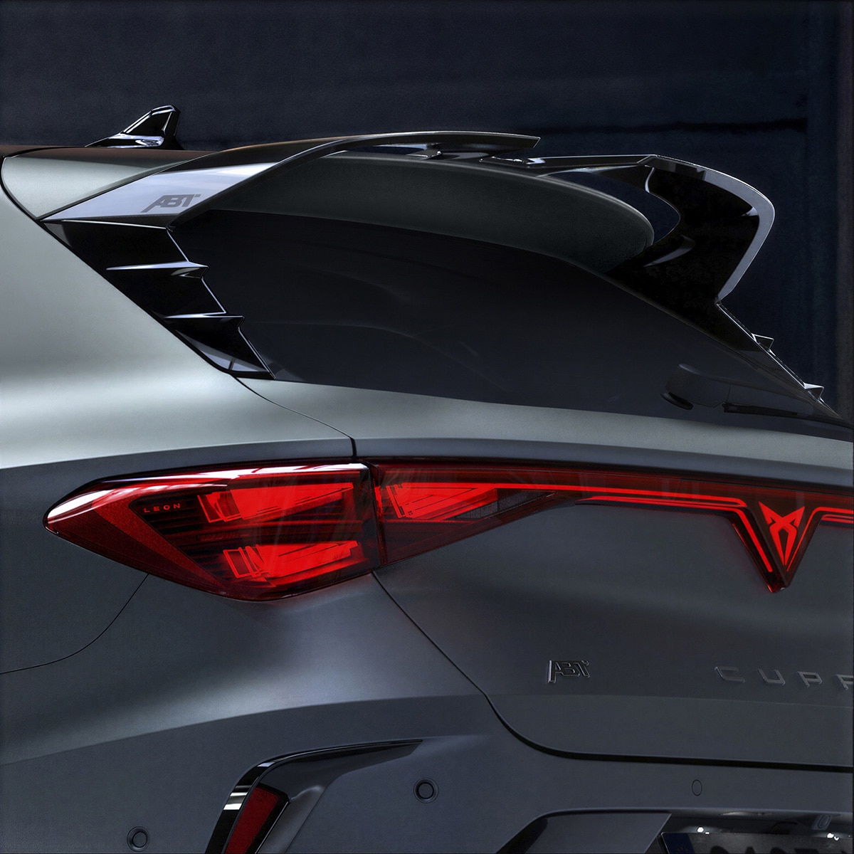 Vue arrière de la CUPRA Leon SP, révélant les éléments incisifs et aérodynamiques du pack Custom.