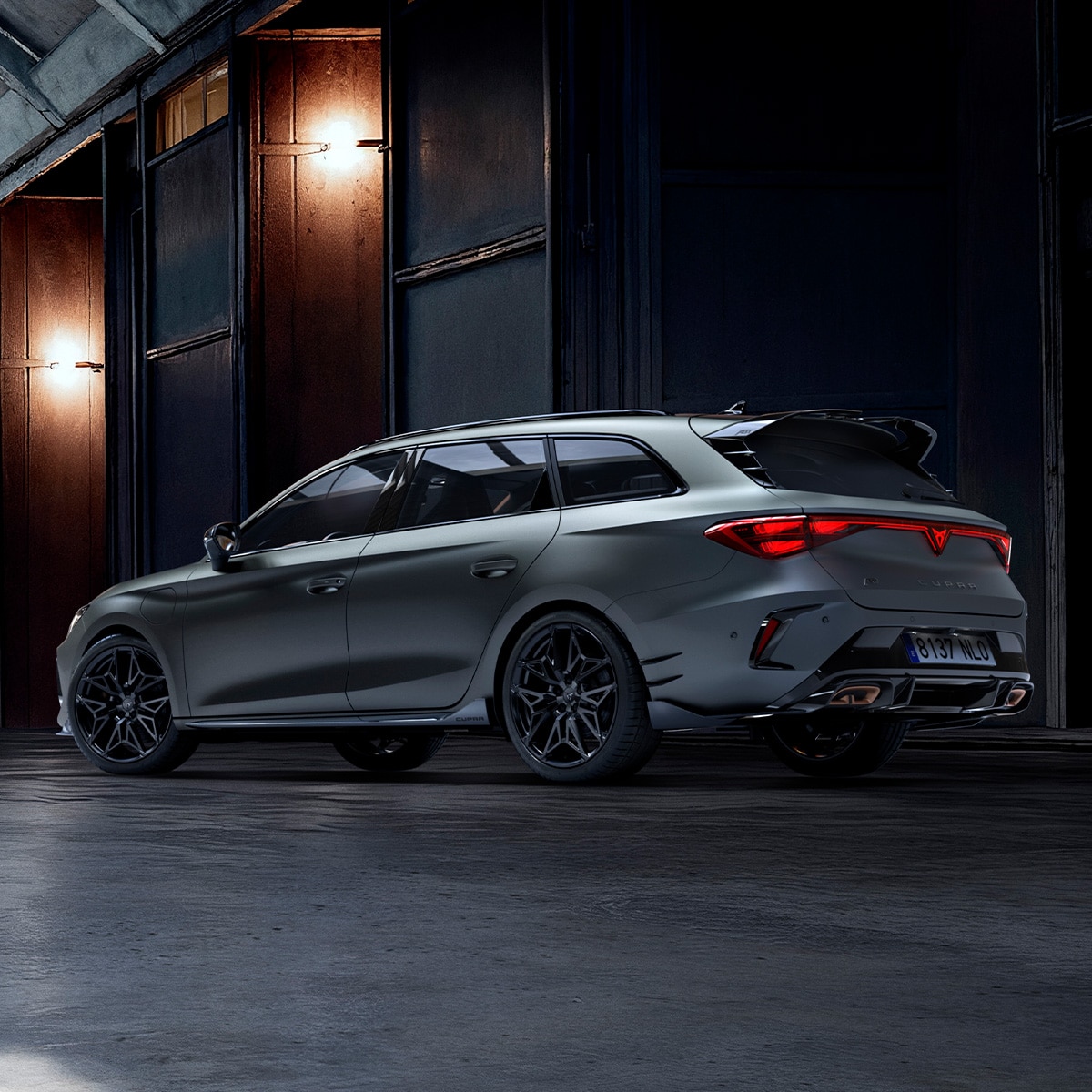 Vue latérale en contre-plongée de la CUPRA Leon SP, révélant quelques éléments de design du pack Custom.