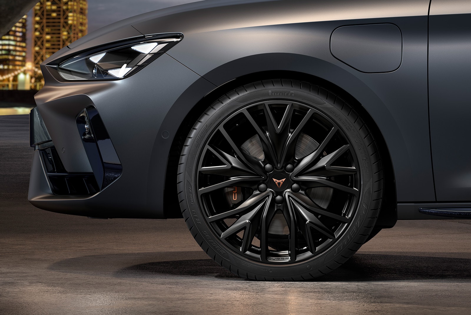 Vue avant de la jante en alliage de 19 pouces en finition noir mat sport de la CUPRA Leon Sportstourer Black Edition.