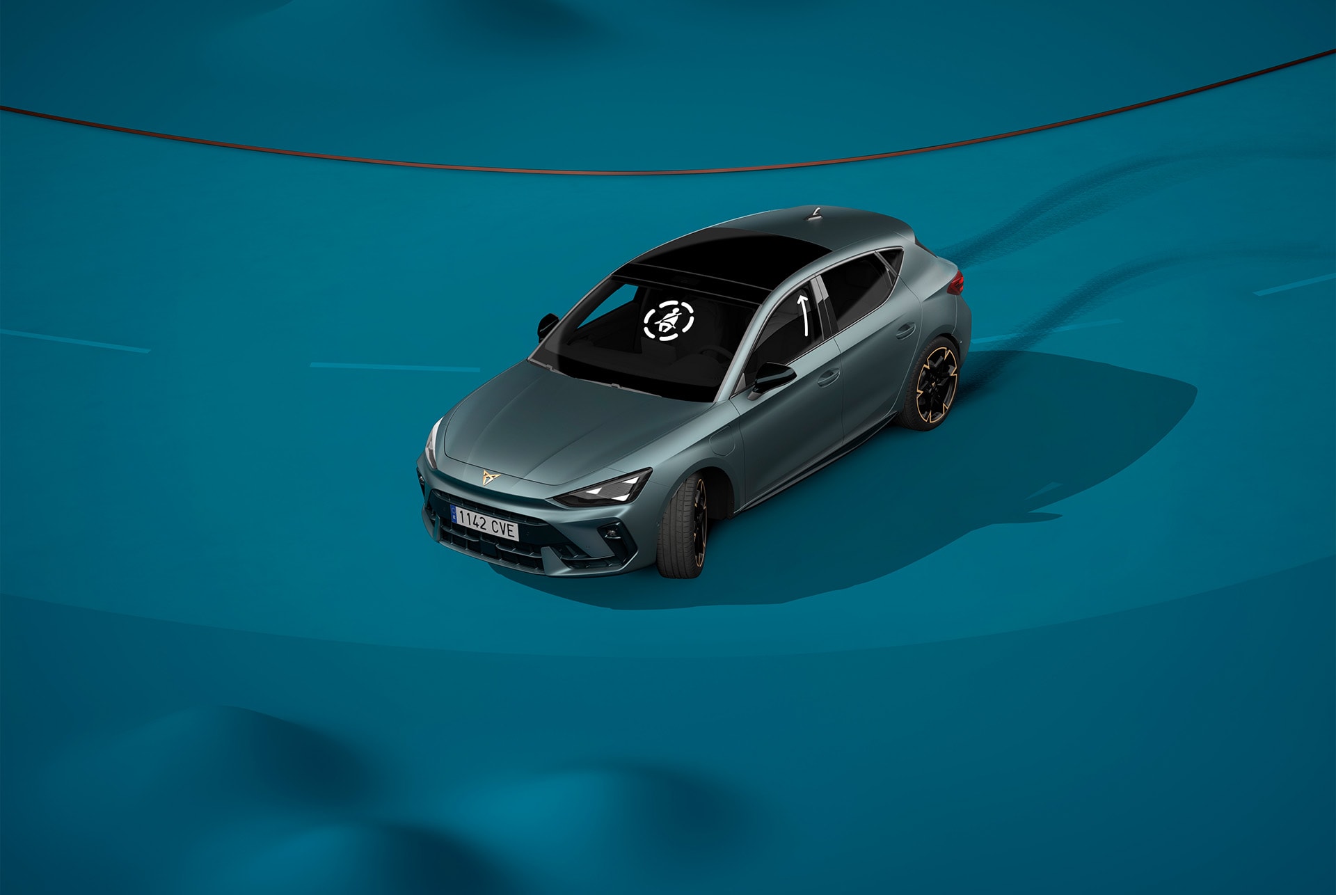 CUPRA Leon SP avec assistance avant collision pour vous protéger en cas de choc, démo sur fond bleu.