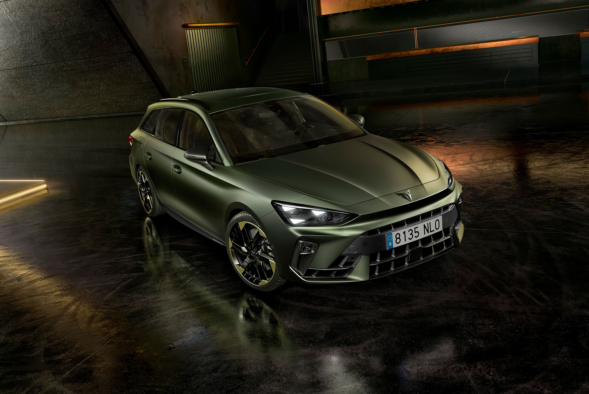 CUPRA Leon SP Tribe Edition stationnée dans un garage sombre parsemé de faisceaux de lumière.