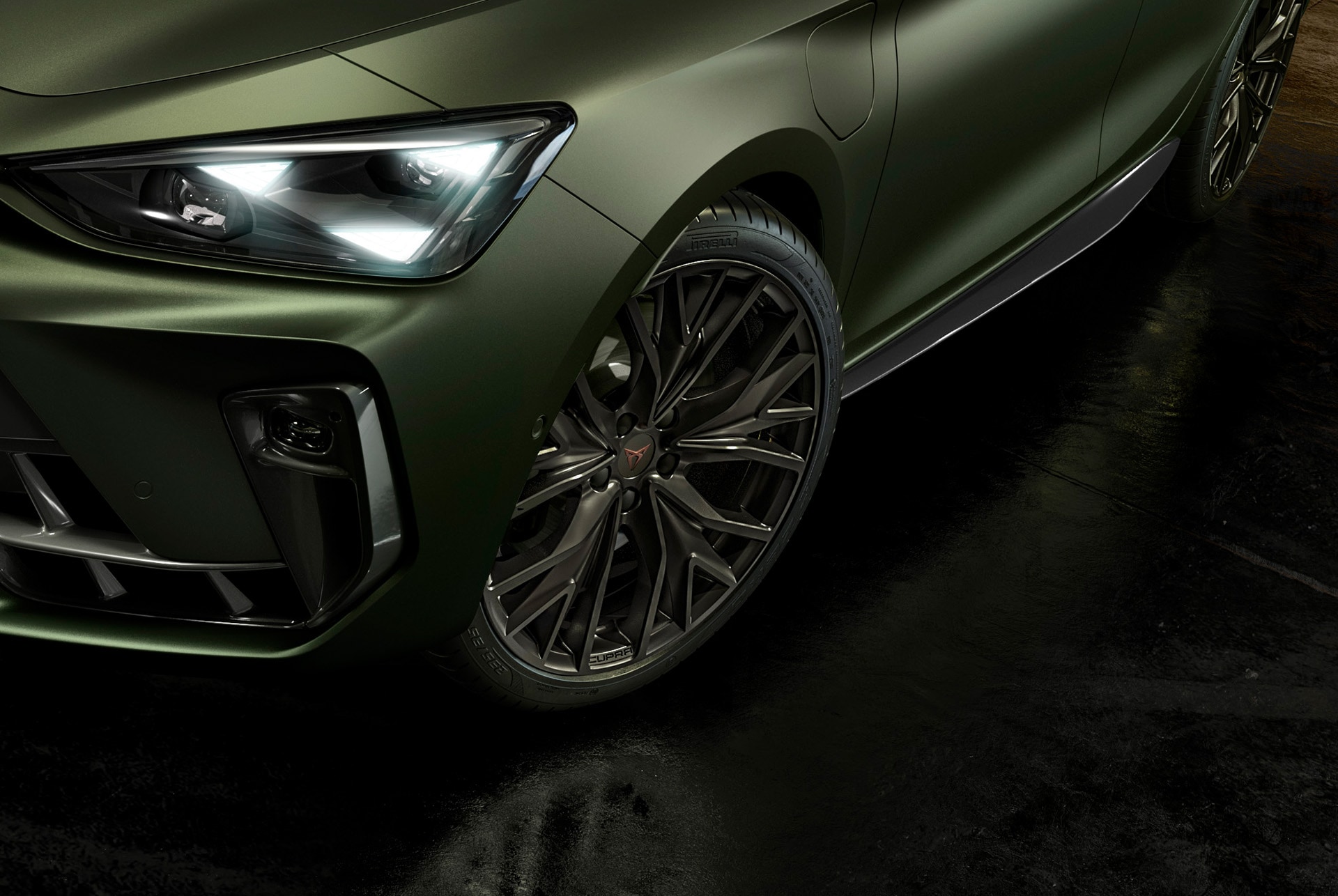 Gros plan sur la jante en alliage Noire de 19 pouces de la CUPRA Leon SP Tribe Edition.