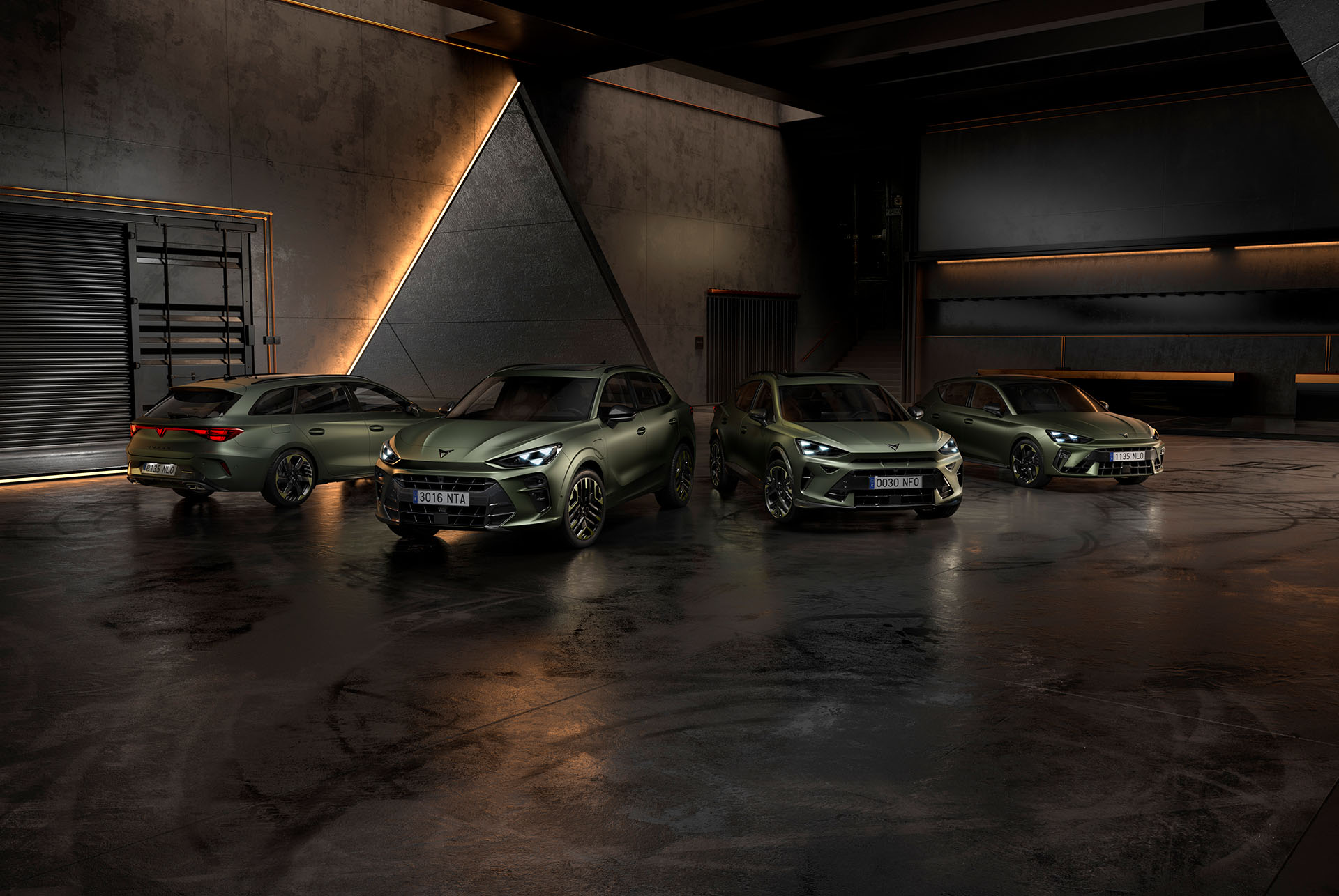 Tous les véhicules de la gamme CUPRA Tribe Edition réunis dans un garage.