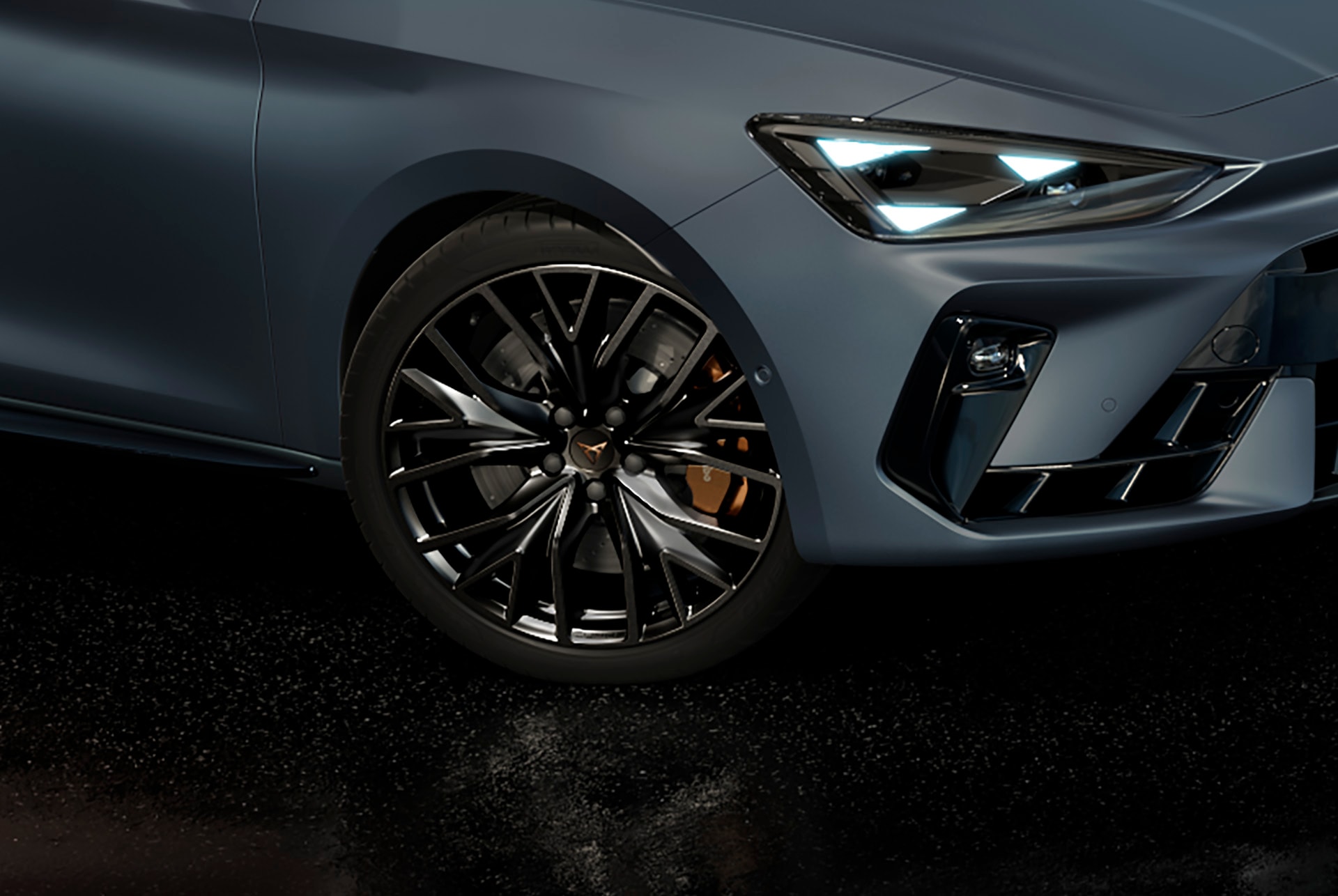 Gros plan sur la Seat Leon Sportstourer en Gris, mettant en valeur le design imposant des jantes droites de 19 pouces en Noir Sport Mat.