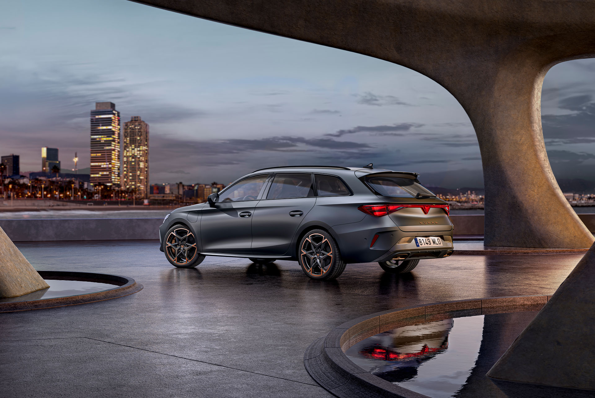 Vue arrière de la nouvelle CUPRA Leon Sportstourer 2024 Bleu Fjord 