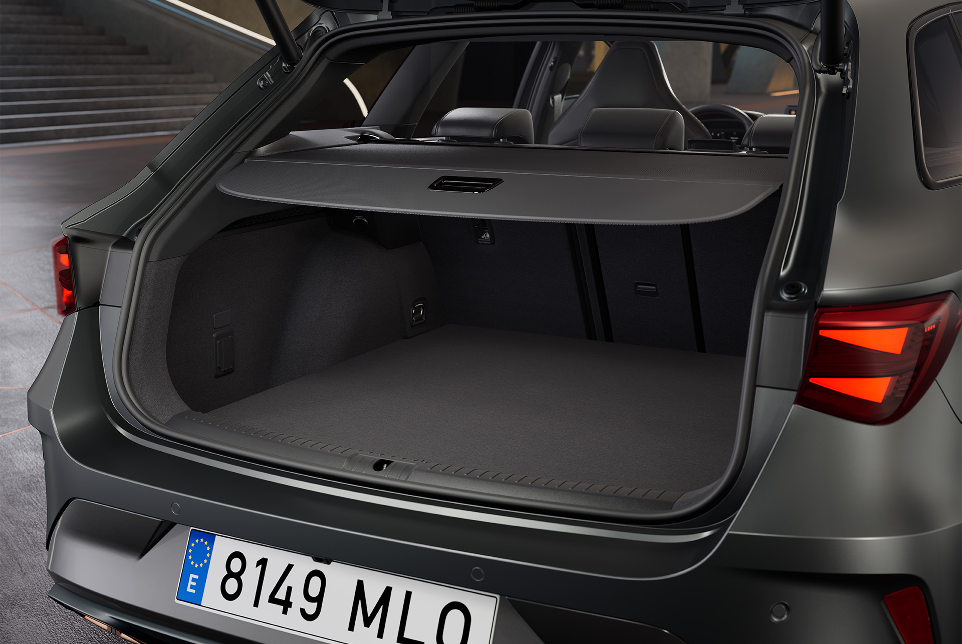 Coffre grande capacité de la nouvelle CUPRA Leon Sportstourer 2024 Bleu Fjord 