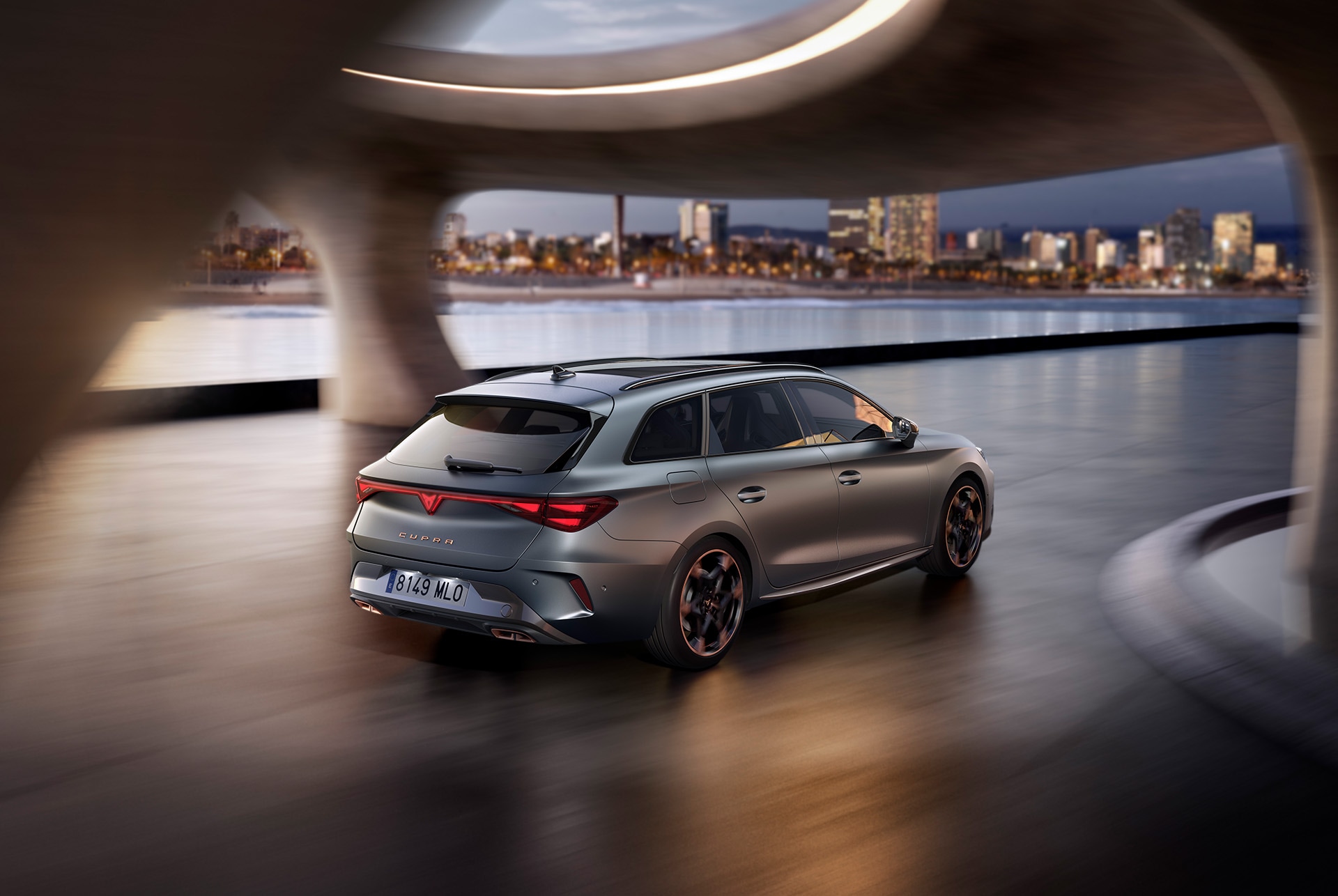 Nouvelle Cupra Leon Sportstourer PHEV 2024 en mouvement