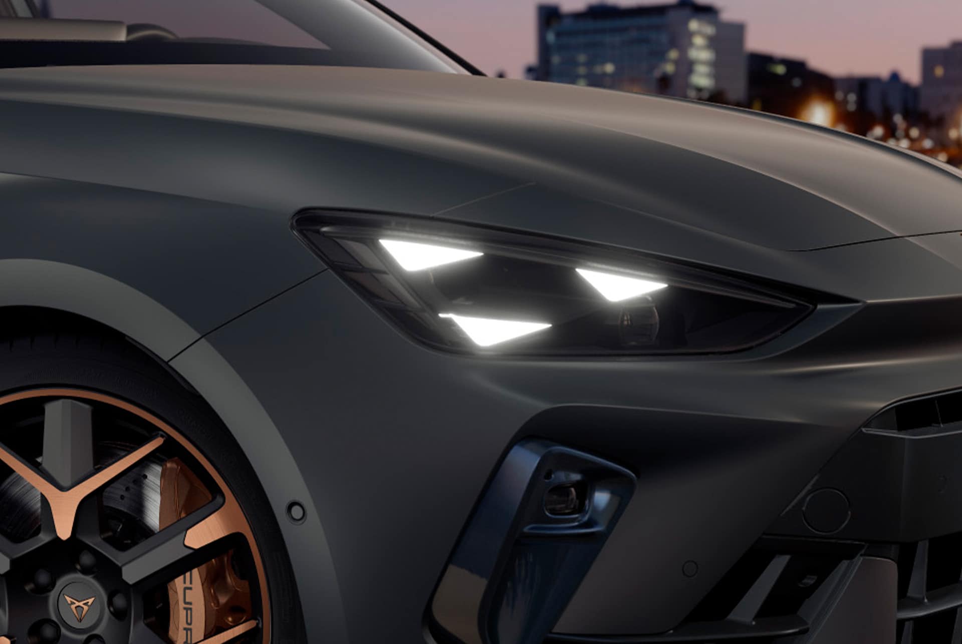 Pack d’équipement Performance Pure, phares Matrix LED dotés d’une signature distinctive et d’une caméra multifonction de la nouvelle CUPRA Leon Sportstourer 2025.