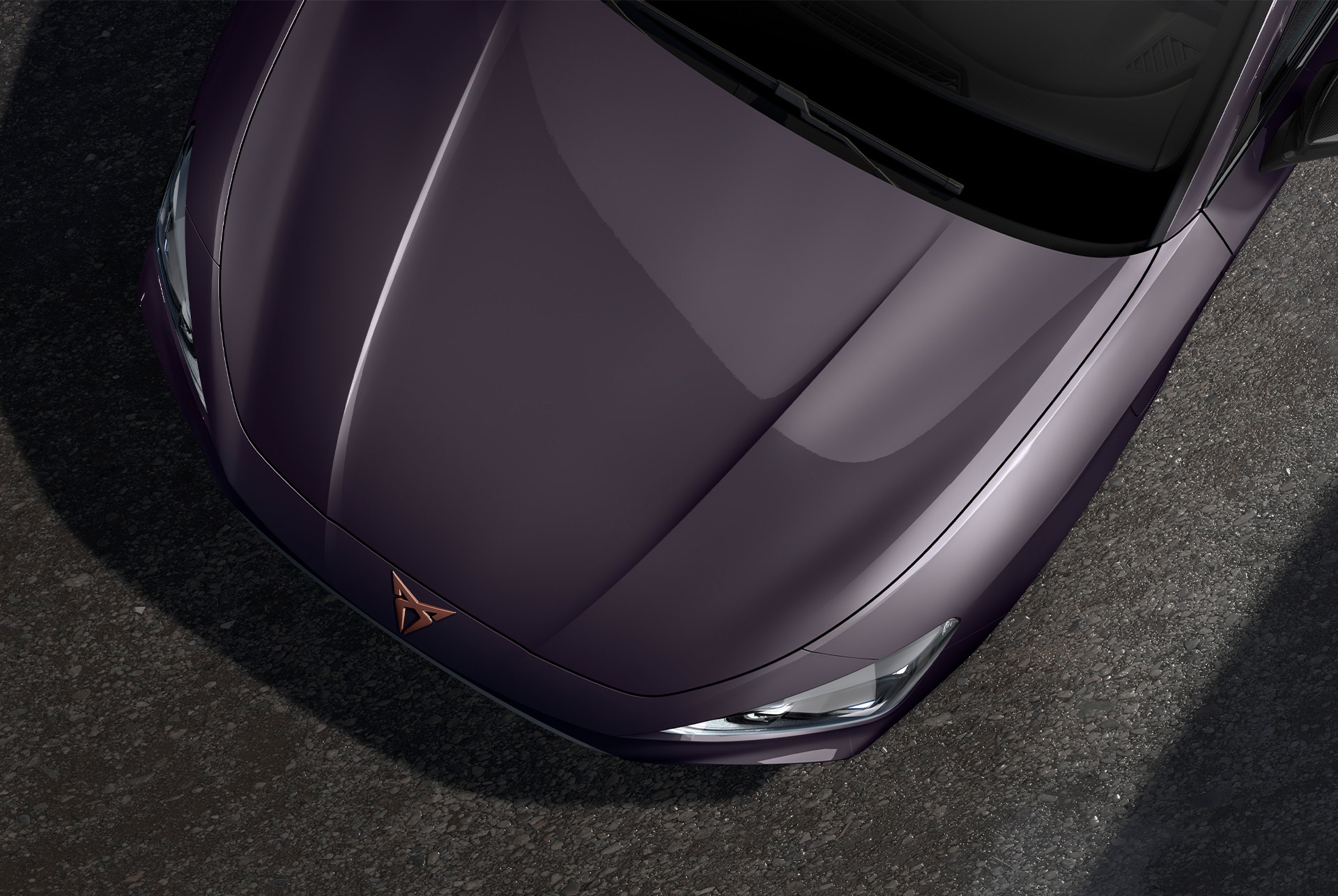 Vue aérienne du capot d’une CUPRA Leon Sportstourer 2025 en Violet Intersidéral.
