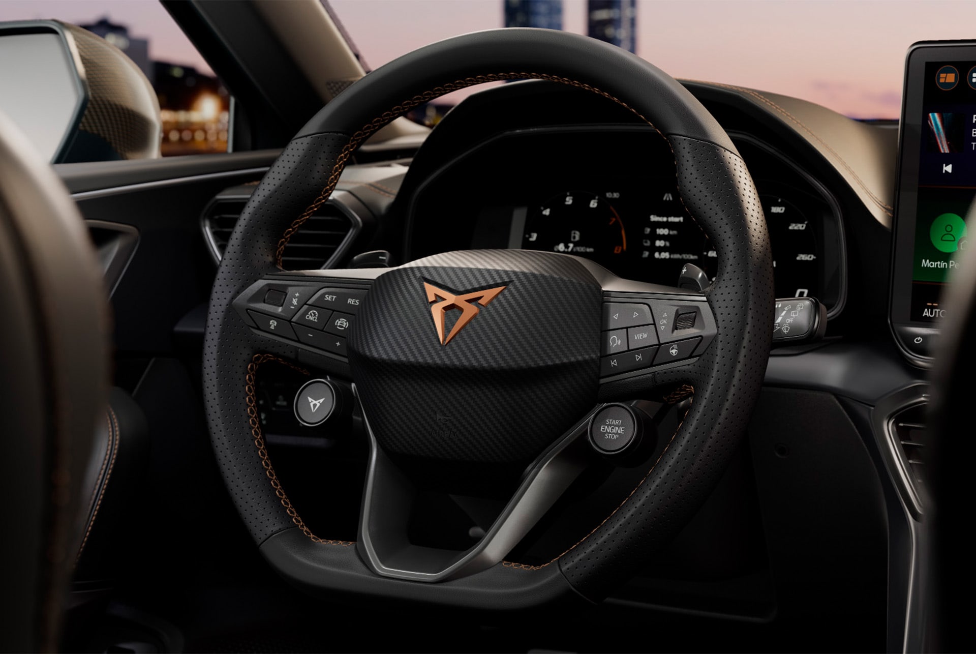 Volant avec boutons satellites, systèmes d’assistance avancés en matière de sécurité technologique, régulateur de vitesse adaptatif, maintien de la trajectoire et affichage dynamique des panneaux de signalisation en direct de la nouvelle Cupra Leon Sportstourer 2024.