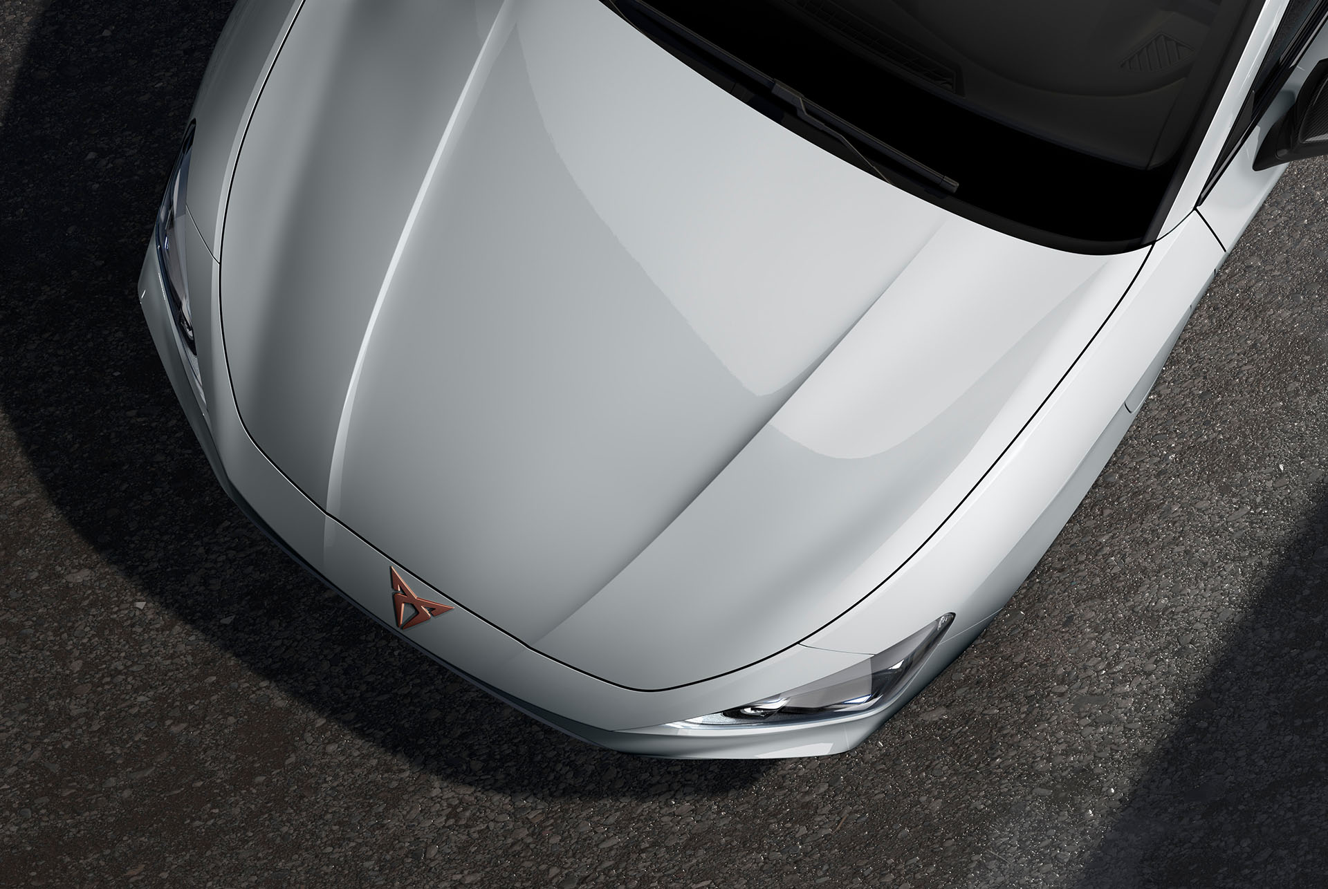 Vue du dessus du capot de la nouvelle Cupra Leon Sportstourer 2024 en Blanc Nevada
