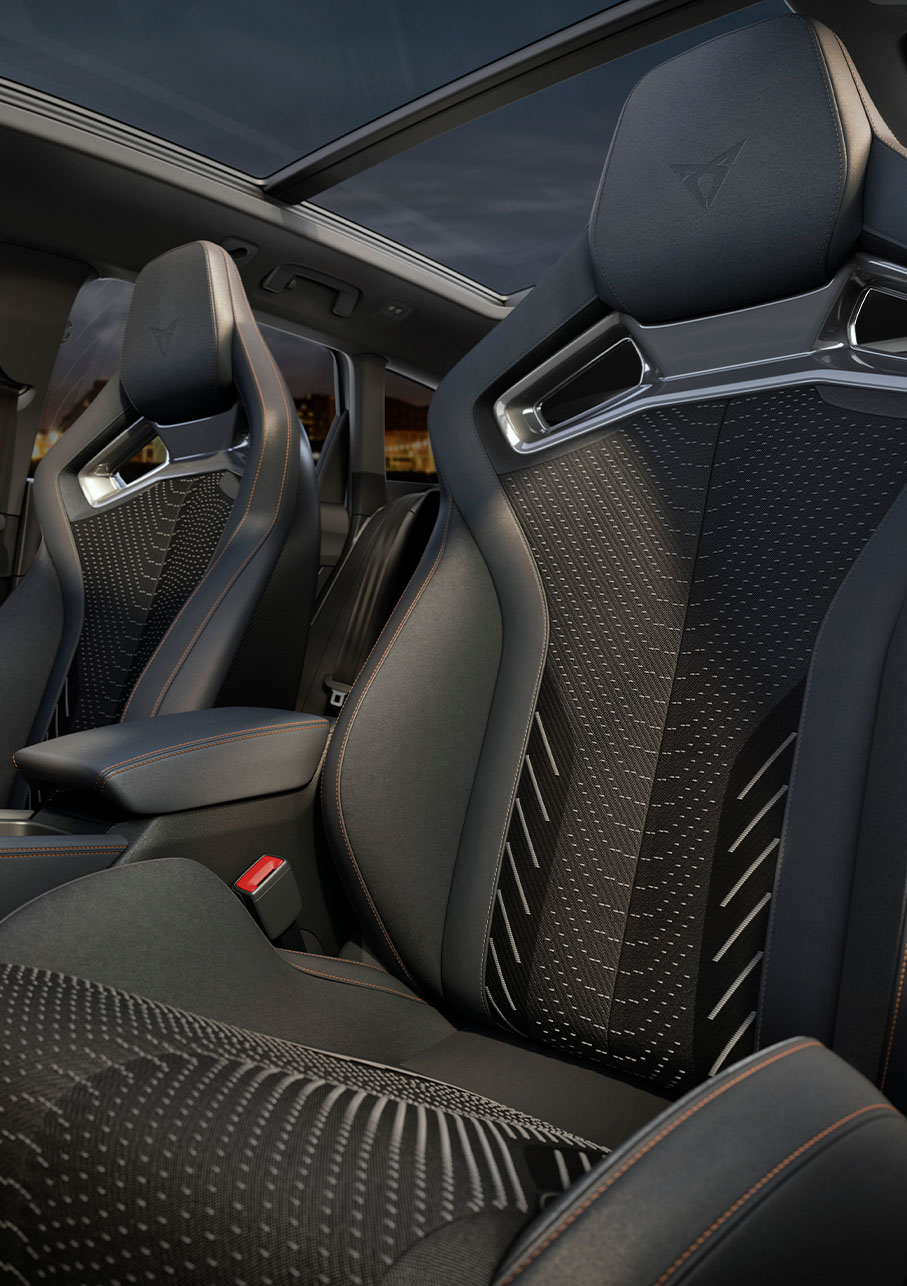 Intérieur de la nouvelle Cupra Leon Sportstourer 2024, pack d’équipement Extrême, console centrale, sièges-baquets CUP, haut-parleurs Sennheiser et bien plus encore. Coucher de soleil par la fenêtre