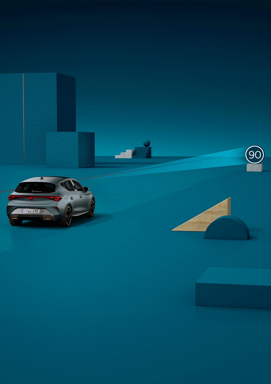 Comment utiliser le système de reconnaissance des panneaux de signalisation de la nouvelle CUPRA Leon 2024, démonstration, sur fond bleu