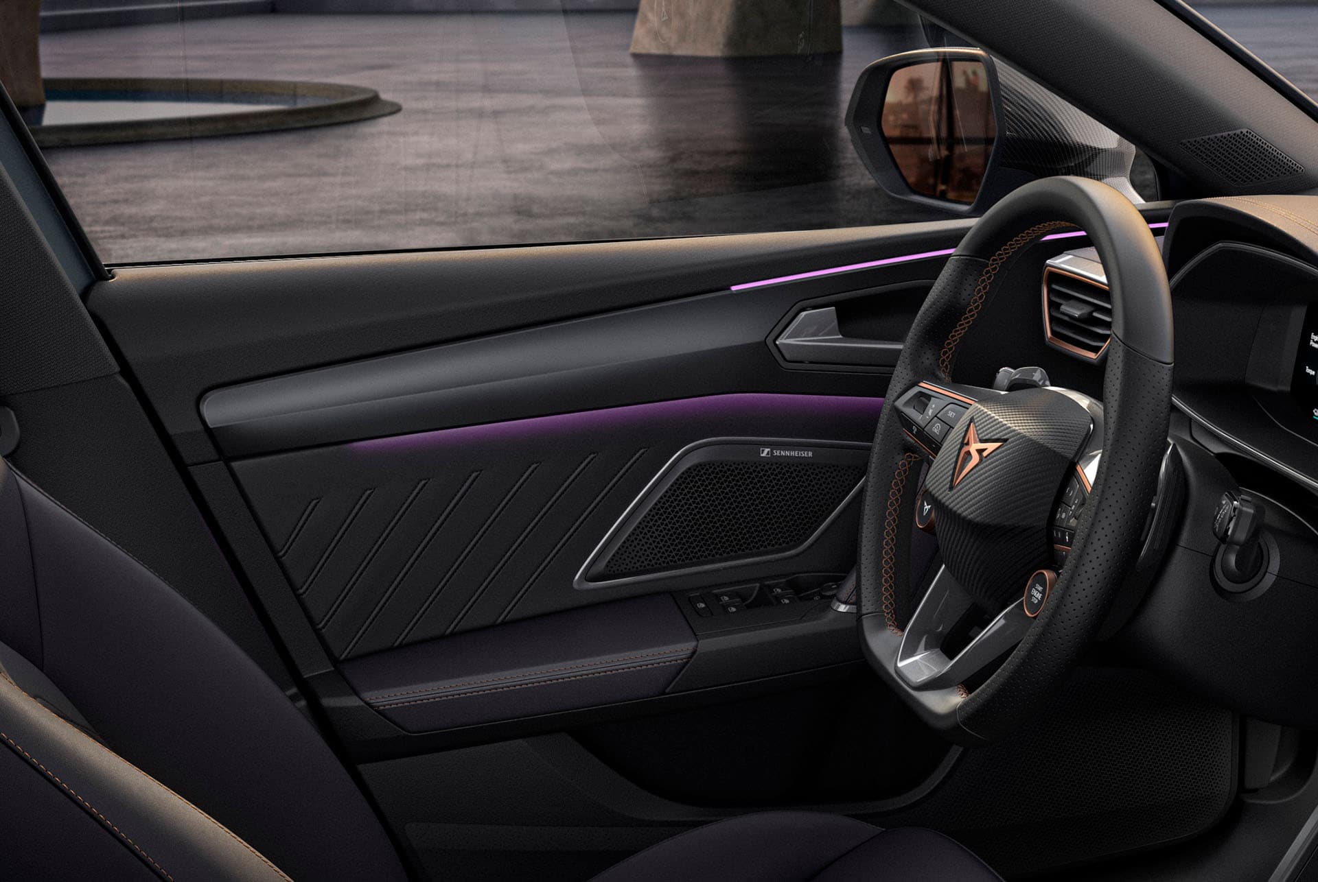 Gros plan sur le design intérieur de la nouvelle Cupra Leon Sportstourer 2024, volant, panneau de porte, éclairage d’ambiance, logo Cupra et fenêtre.
