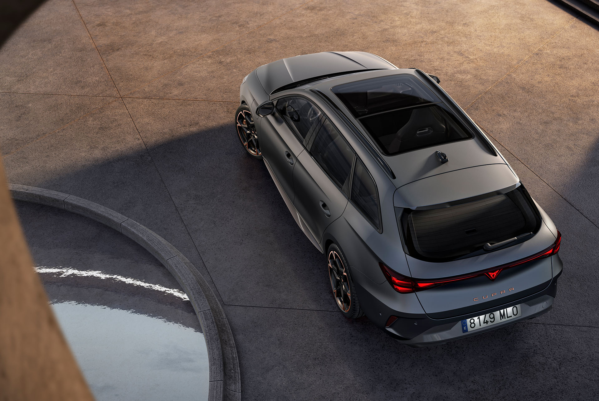 Technologie hybride de la nouvelle Cupra Leon Sportstourer 2024, garée sur du béton, toit ouvrant panoramique et hayon électrique