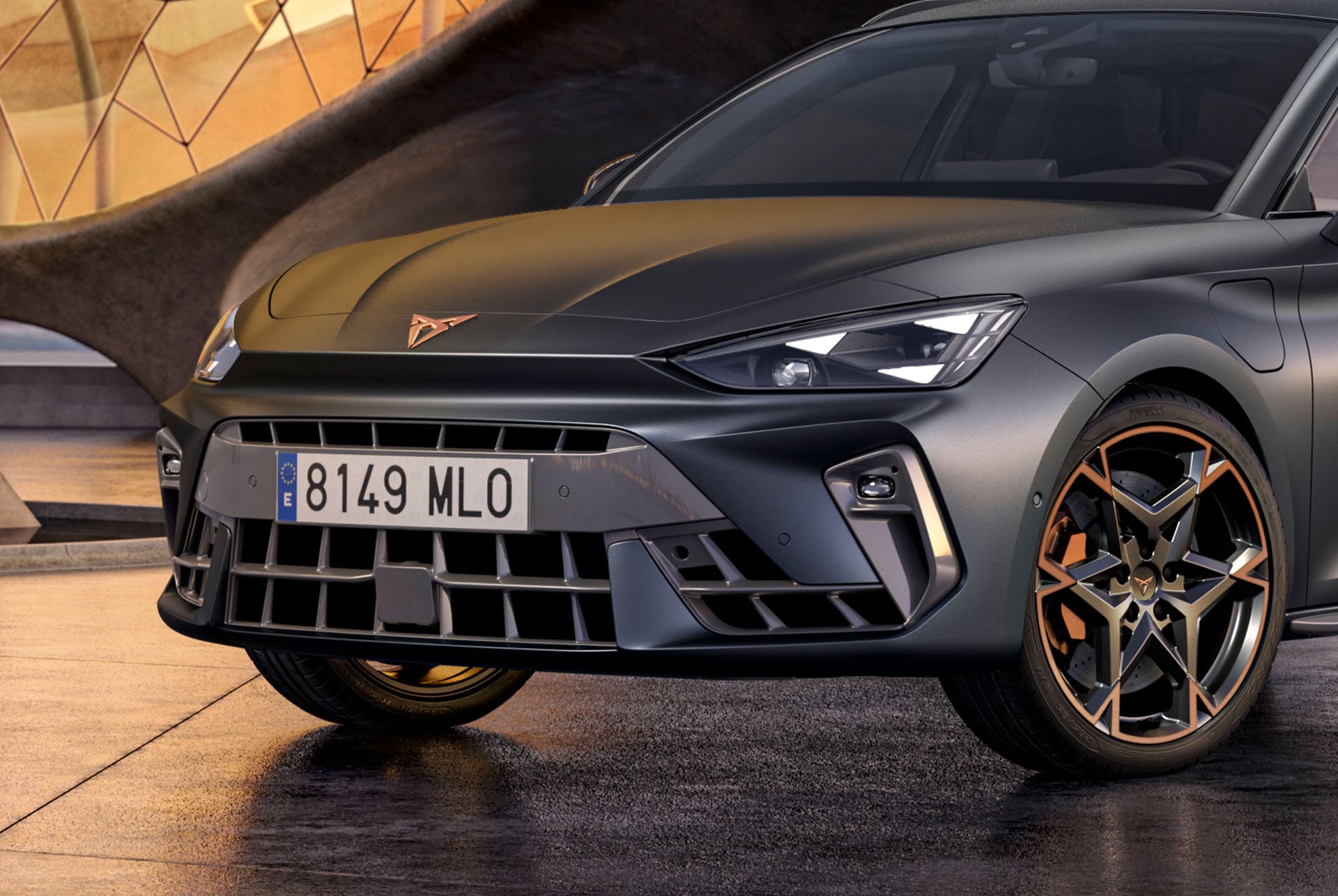 Technologie hybride de la nouvelle Cupra Leon Sportstourer 2024, garée sur du béton, paysage urbain et structure architecturale en béton avec phares Matrix Led Cupra