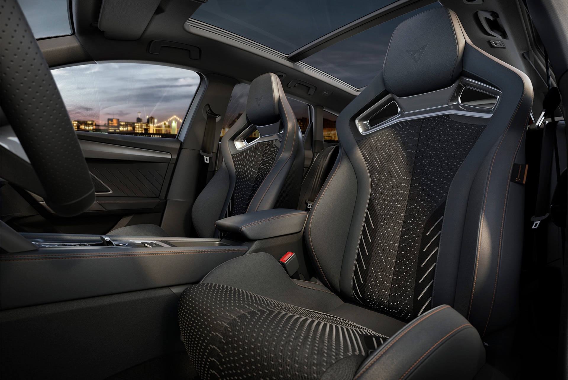 Vue en contre-plongée du design intérieur de la nouvelle Cupra Leon Sportstourer hybride, sellerie cockpit, volant, console centrale et fenêtre