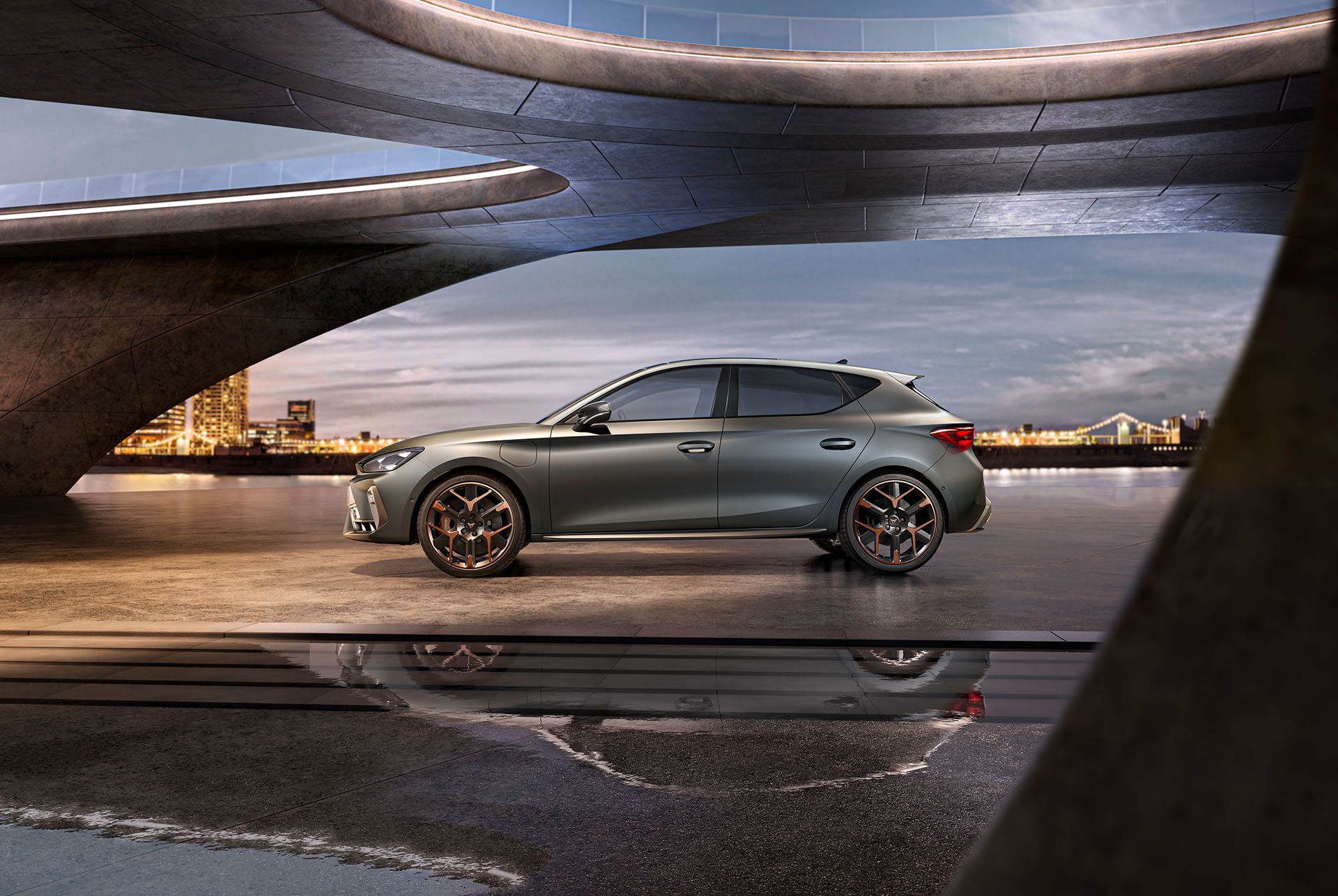 La nouvelle CUPRA Leon 2024 Gris Encelade Mat vue de profil