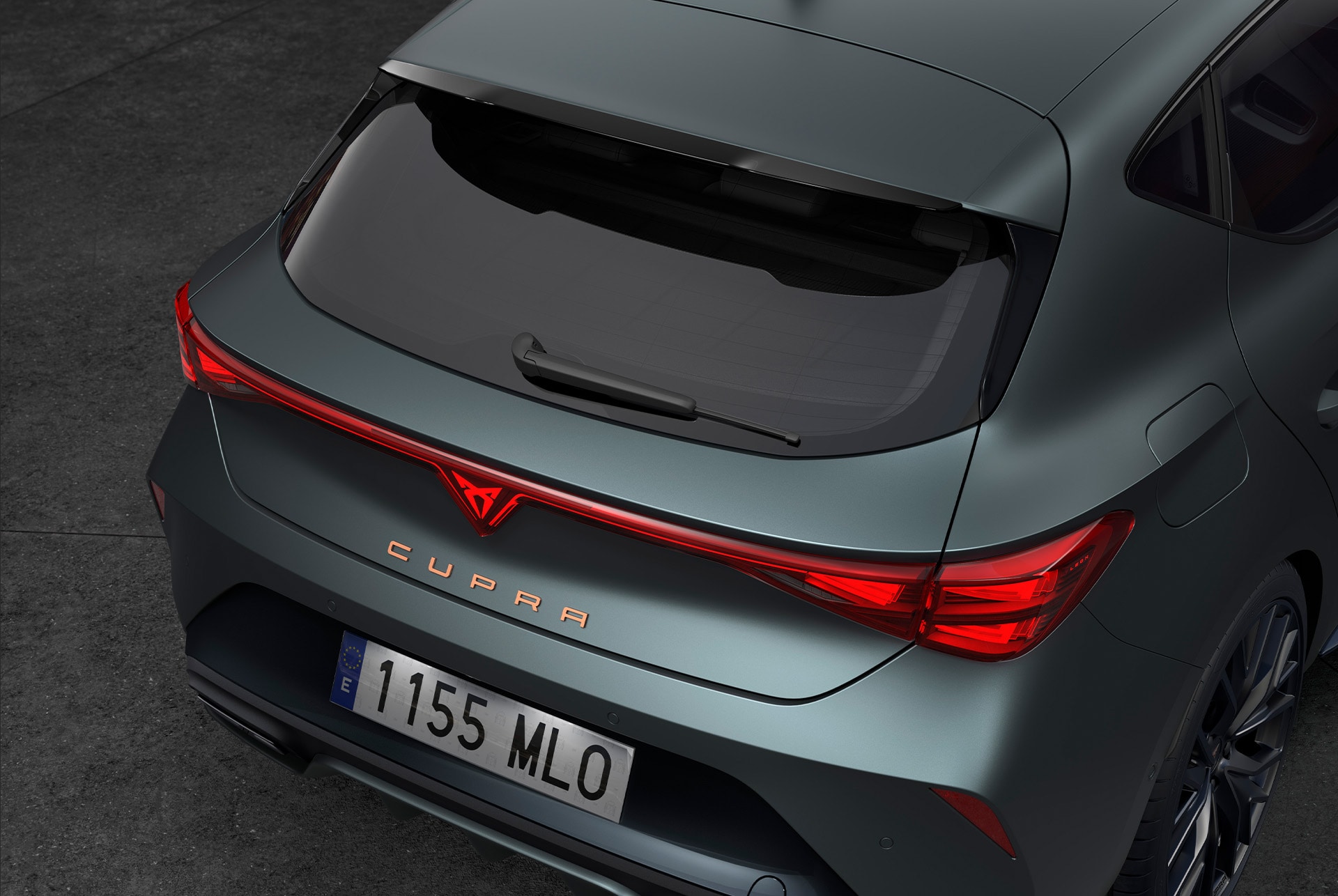 Plan en plongée montrant la vue arrière de la CUPRA Leon, mettant en valeur l’aileron arrière noir de l’ÉDITION BLACK.