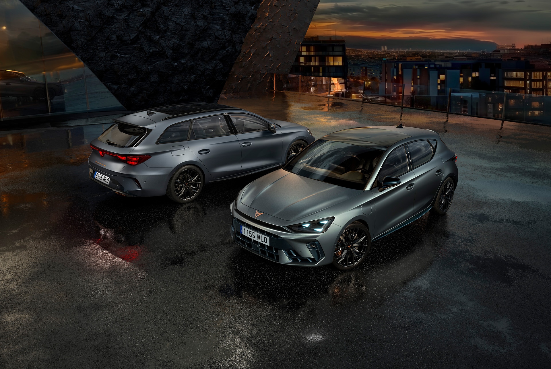 Photo de deux CUPRA Leon stationnées de nuit : l’une mettant en avant le design avant, l’autre le design arrière.