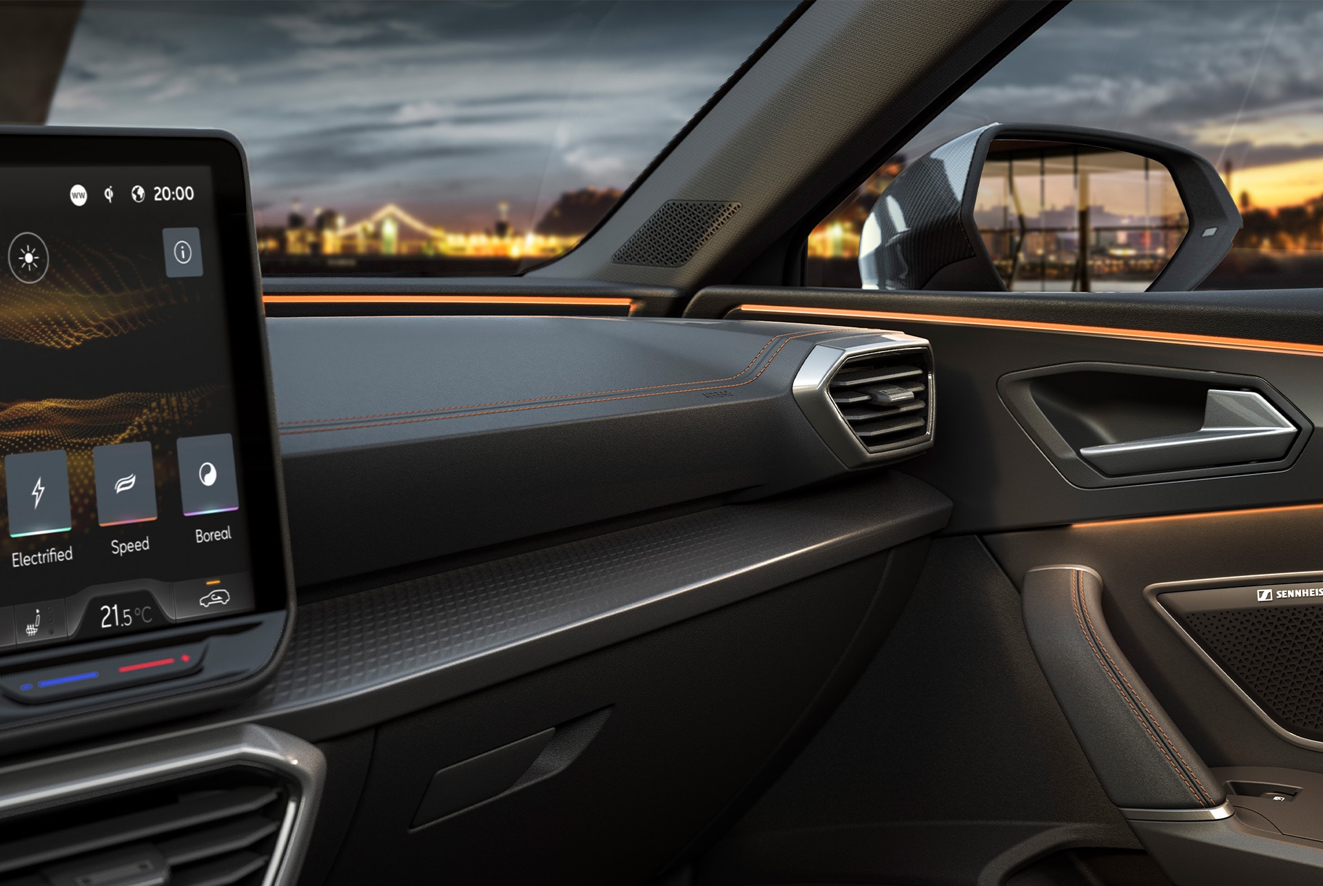 Intérieur de la CUPRA Leon 2025, tableau de bord, rétroviseur, bouche d'aération et boîte à gants.