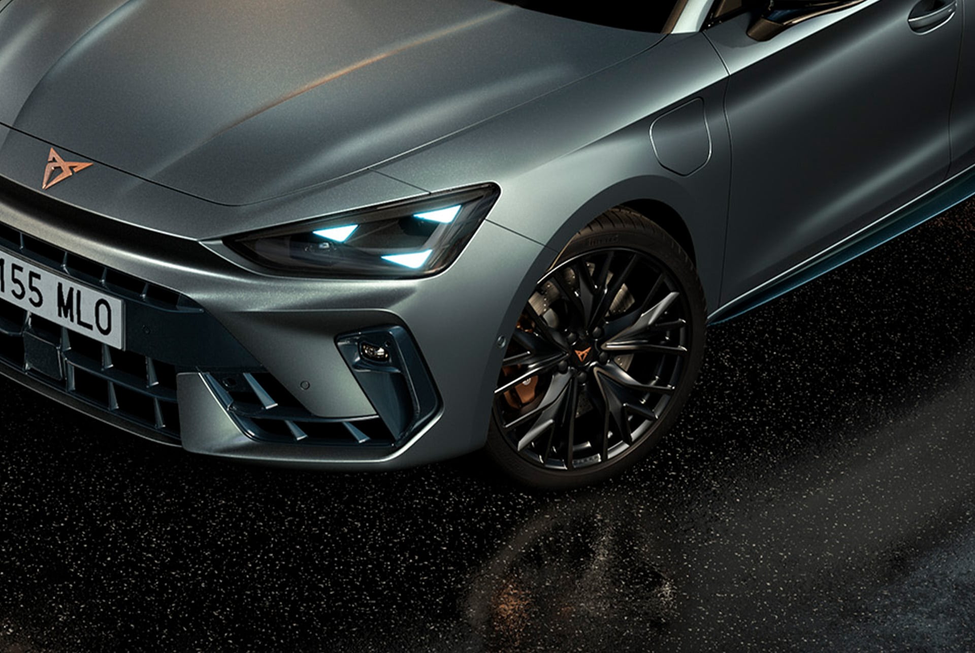 Gros plan latéral de la Seat Leon en Gris, mettant en valeur la sophistication et la personnalité des jantes en alliage 19 pouces en Noir Sport Mat.