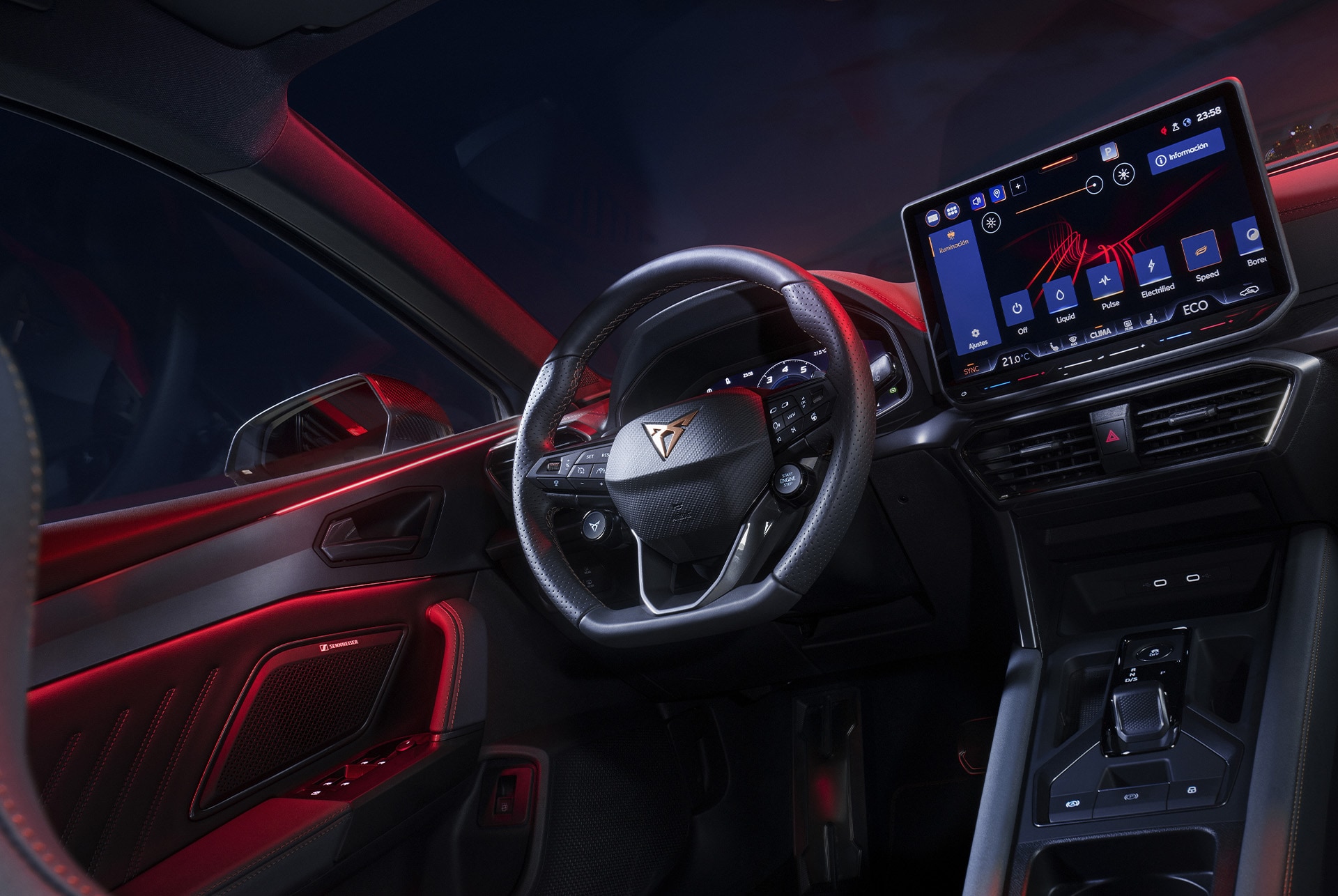 Vue avant de la nouvelle CUPRA Leon 2025 hybride, avec direction avancée et contrôle dynamique du châssis en action, sur fond de paysage urbain flou au coucher du soleil.