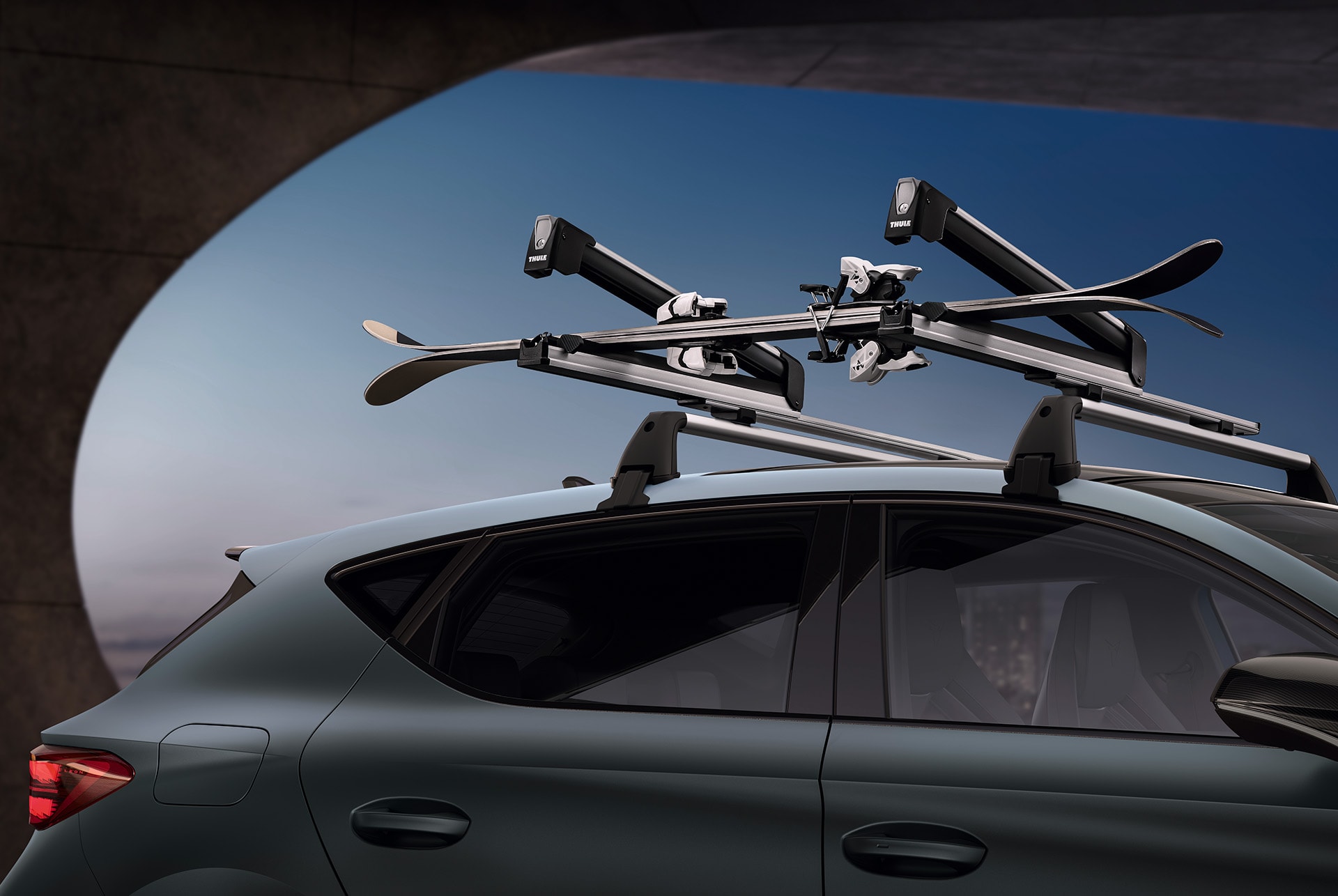 Vue latérale du porte-skis Thule de la nouvelle Cupra Leon 2024