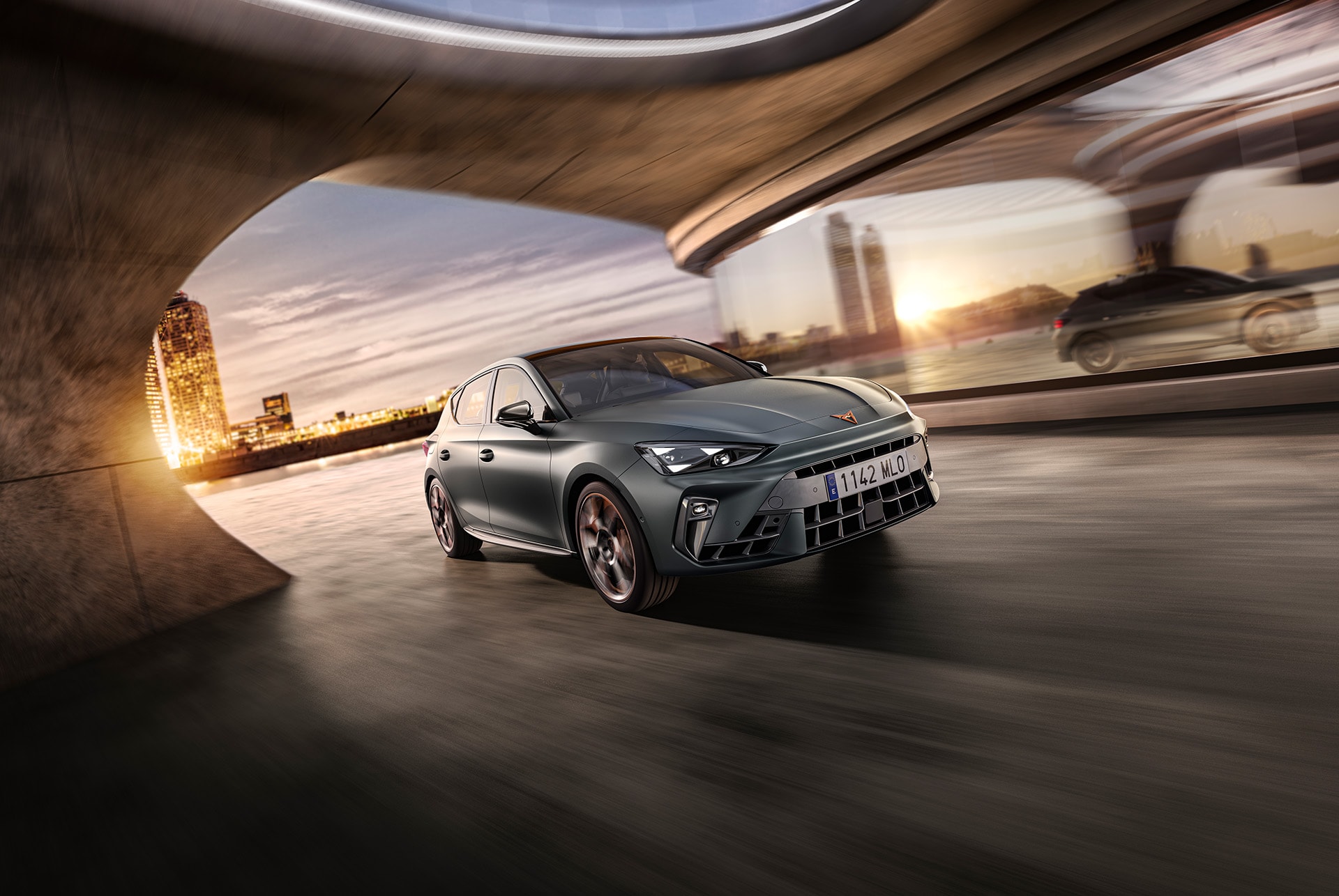 La nouvelle CUPRA Leon 2024 Gris Encelade Mat en action