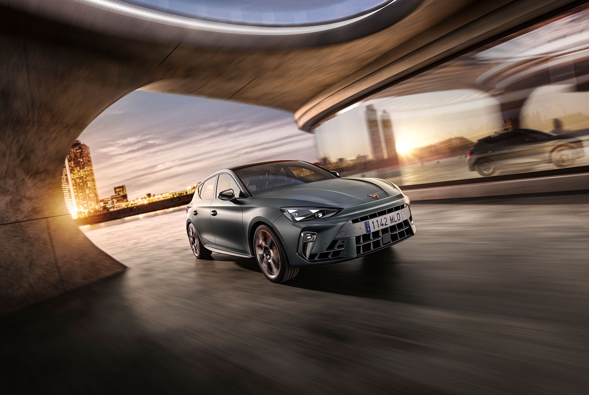 Volan, de la nouvelle Cupra Leon 2024, sélection du profil de conduite par infotainment, technologie de direction avancée, option de réglage adaptatif du châssis, tableau de bord, fenêtre et horizon urbain