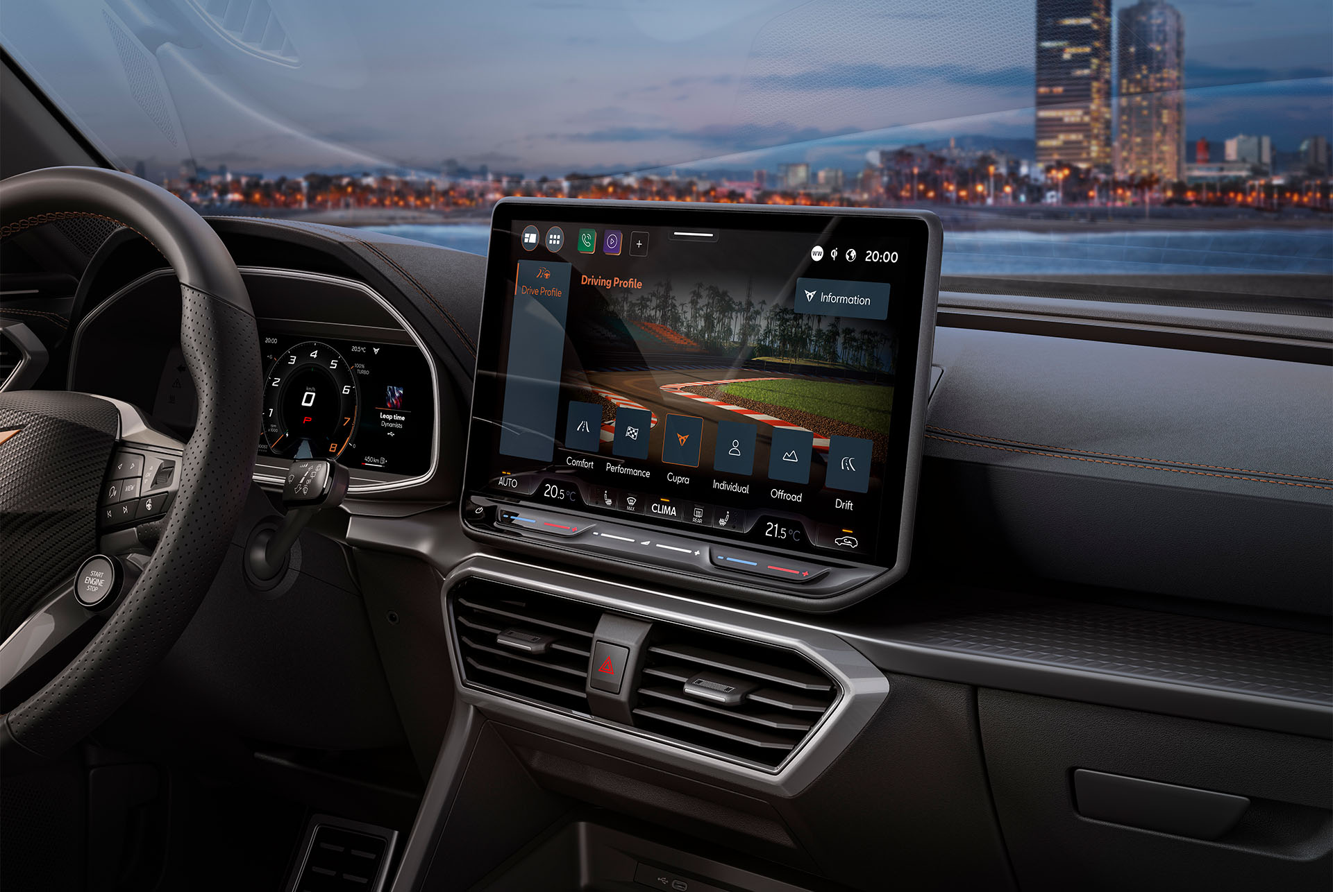 Vue avant de la technologie de pilotage et réglage adaptatif du châssis de la nouvelle Cupra Leon 2024 hybride en action, arrière-plan flou d’un paysage urbain au coucher du soleil.