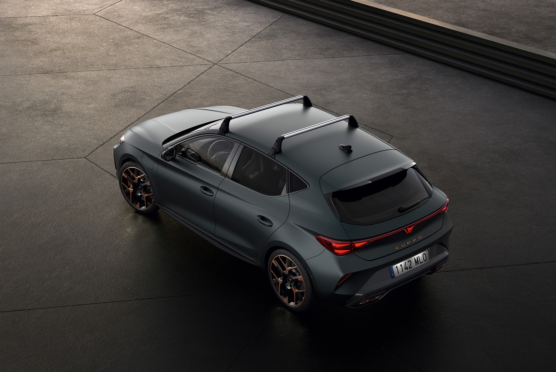 Vue du dessus de la nouvelle Cupra Leon 2025 en Gris Encelade mat avec barres de toit Thule installées.