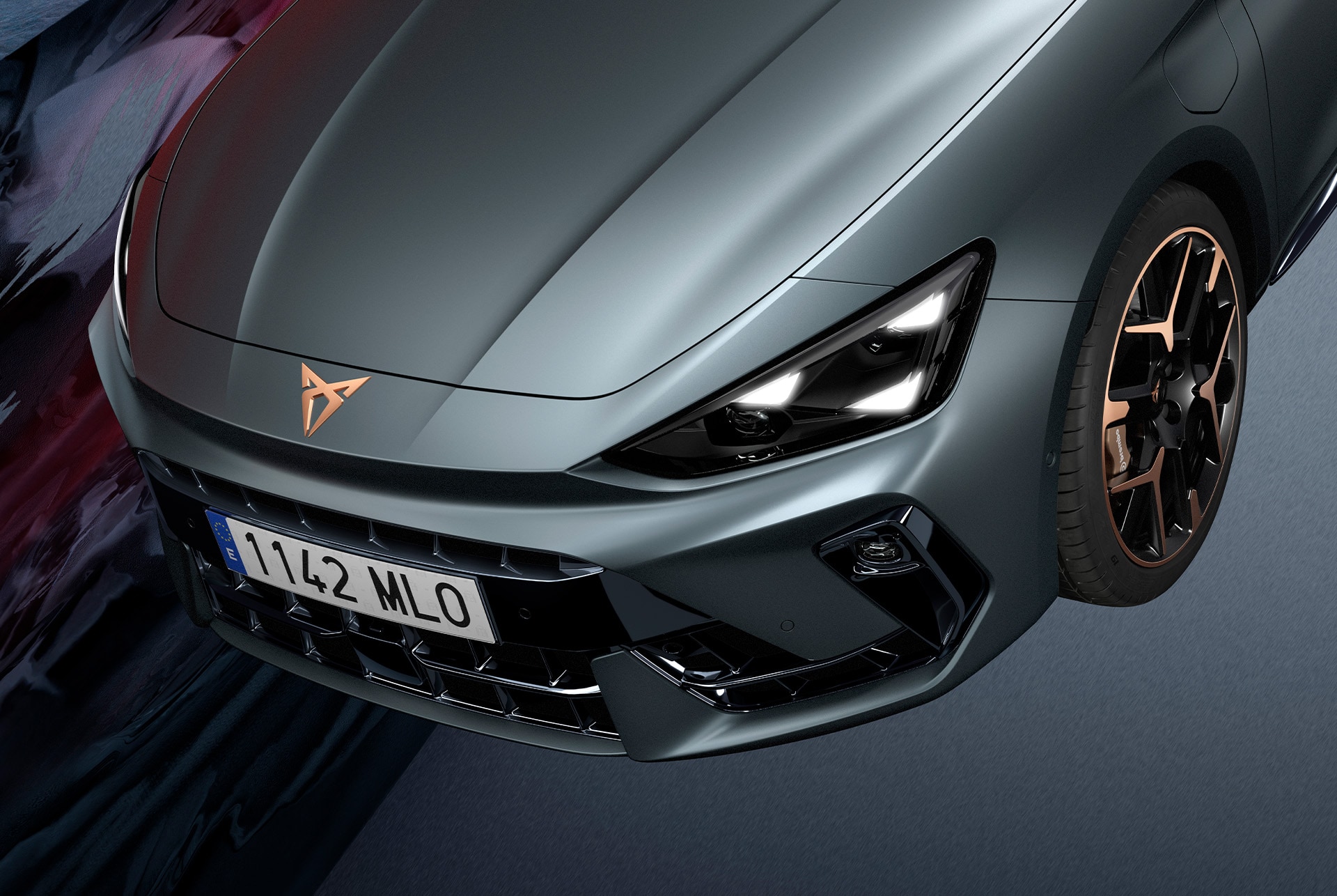 Vue avant de la nouvelle CUPRA Leon 2025 hybride, avec direction avancée et contrôle dynamique du châssis en action, sur fond de paysage urbain flou au coucher du soleil.