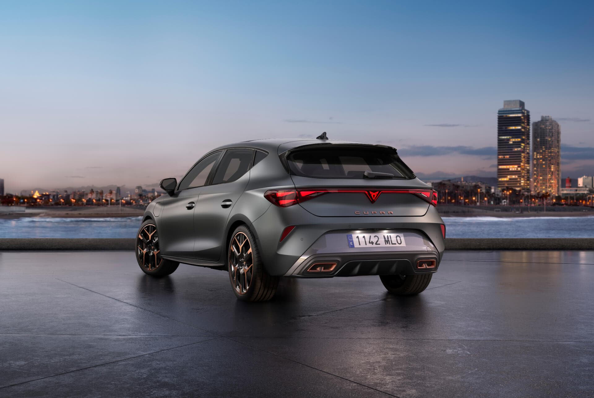 Nouvelle Cupra Leon VZ 2024, ciel bleu, coucher de soleil, éclairage arrière, carrosserie en gris mat.