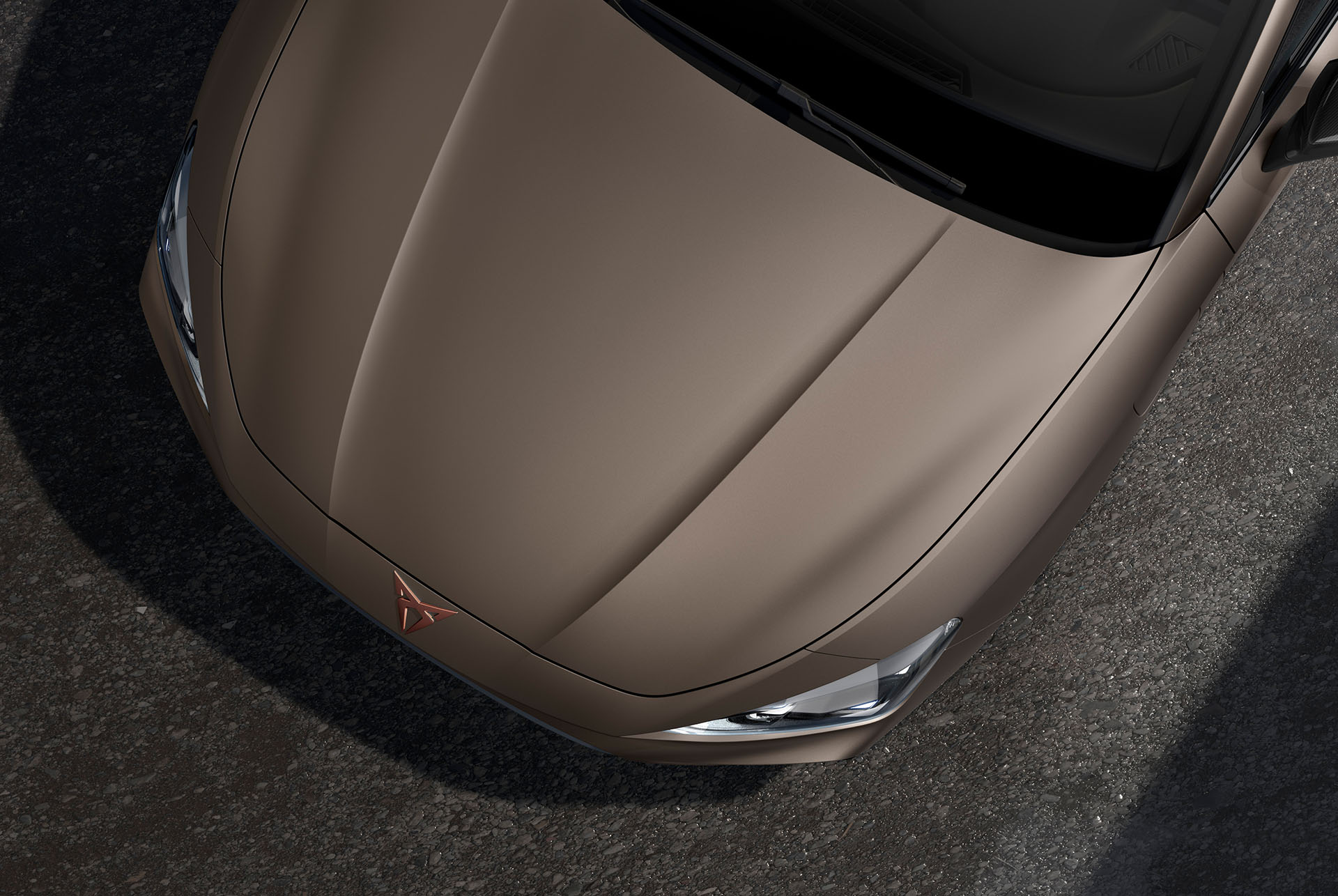 Vue du dessus du capot de la nouvelle Cupra Leon 2024 en Bronze Century mat 