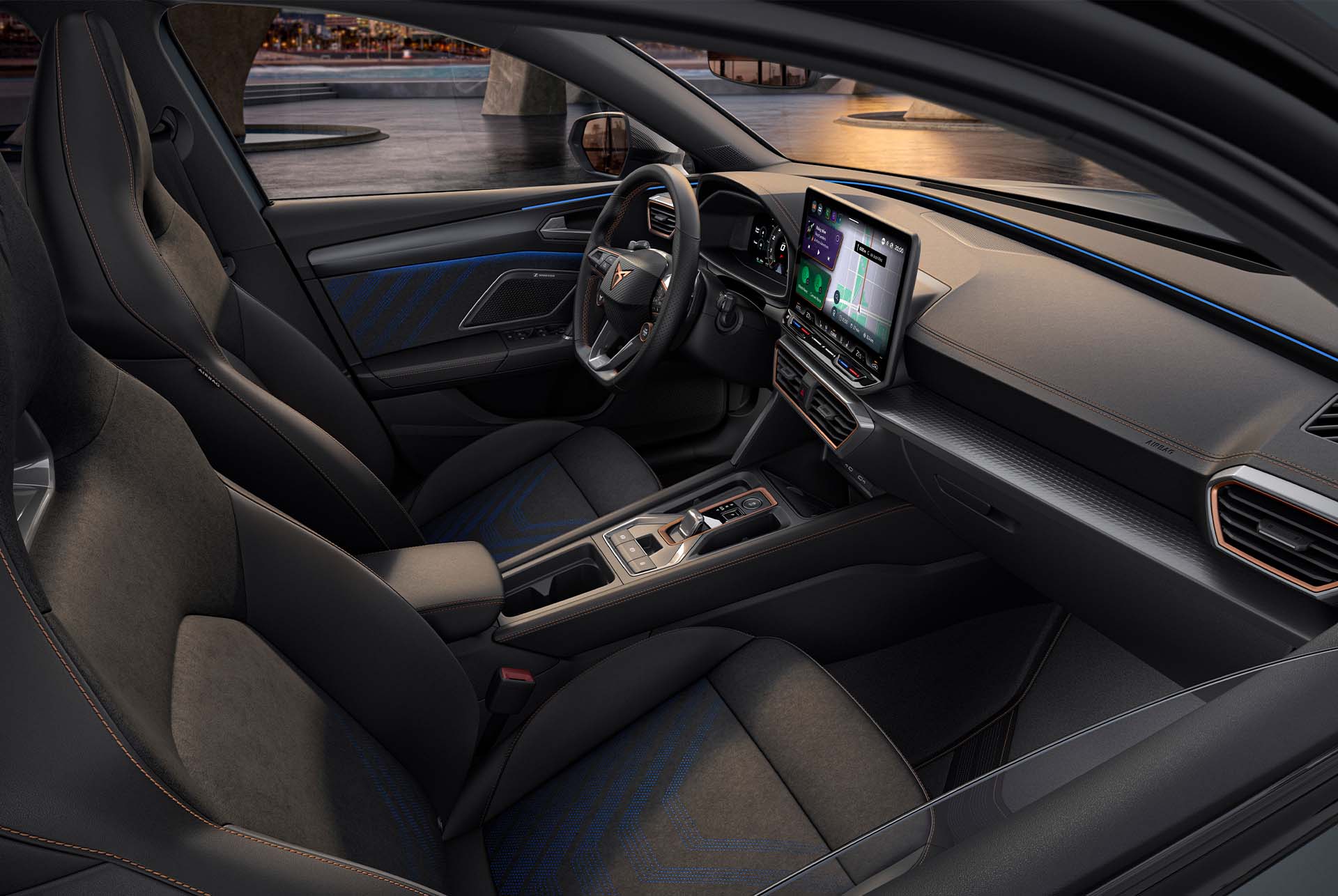 Design intérieur Dynamique de la nouvelle Cupra Leon 2024 hybride, sièges-baquets fabriqués à partir de microfibre végétalienne recyclée, sièges chauffants, électriques avec fonction mémoire.