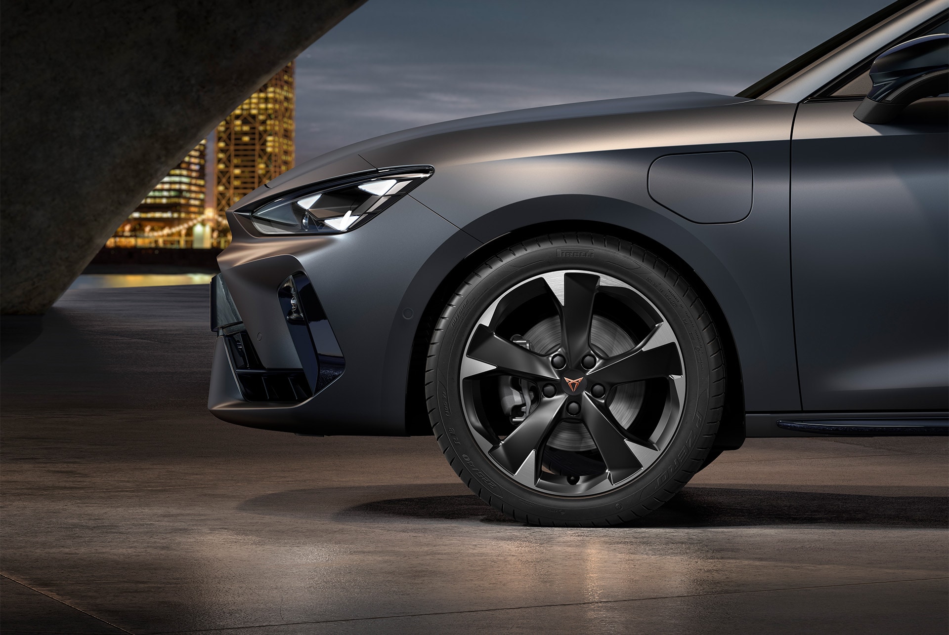 Vue latérale avant gauche des jantes en alliage usinées en Argent, pneus, phares signature et carrosserie en gris mat de la nouvelle CUPRA Leon 2025