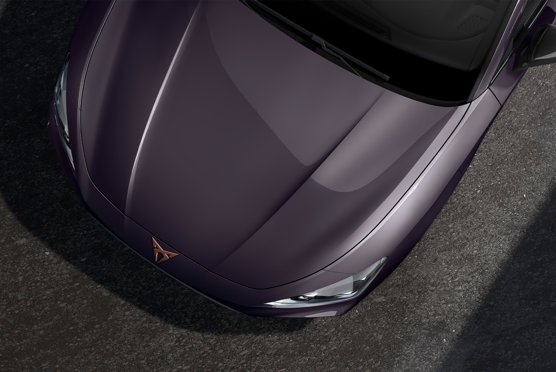 Vue aérienne du capot d’une Cupra Leon 2025 en violet intersidéral, peinture métallique spéciale.