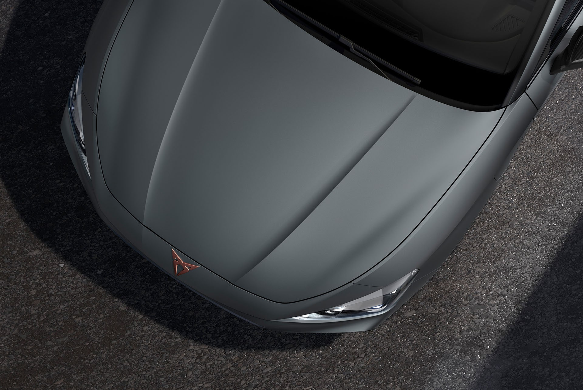 Vue du dessus du capot de la nouvelle Cupra Leon 2024 en Gris Encelade mat
