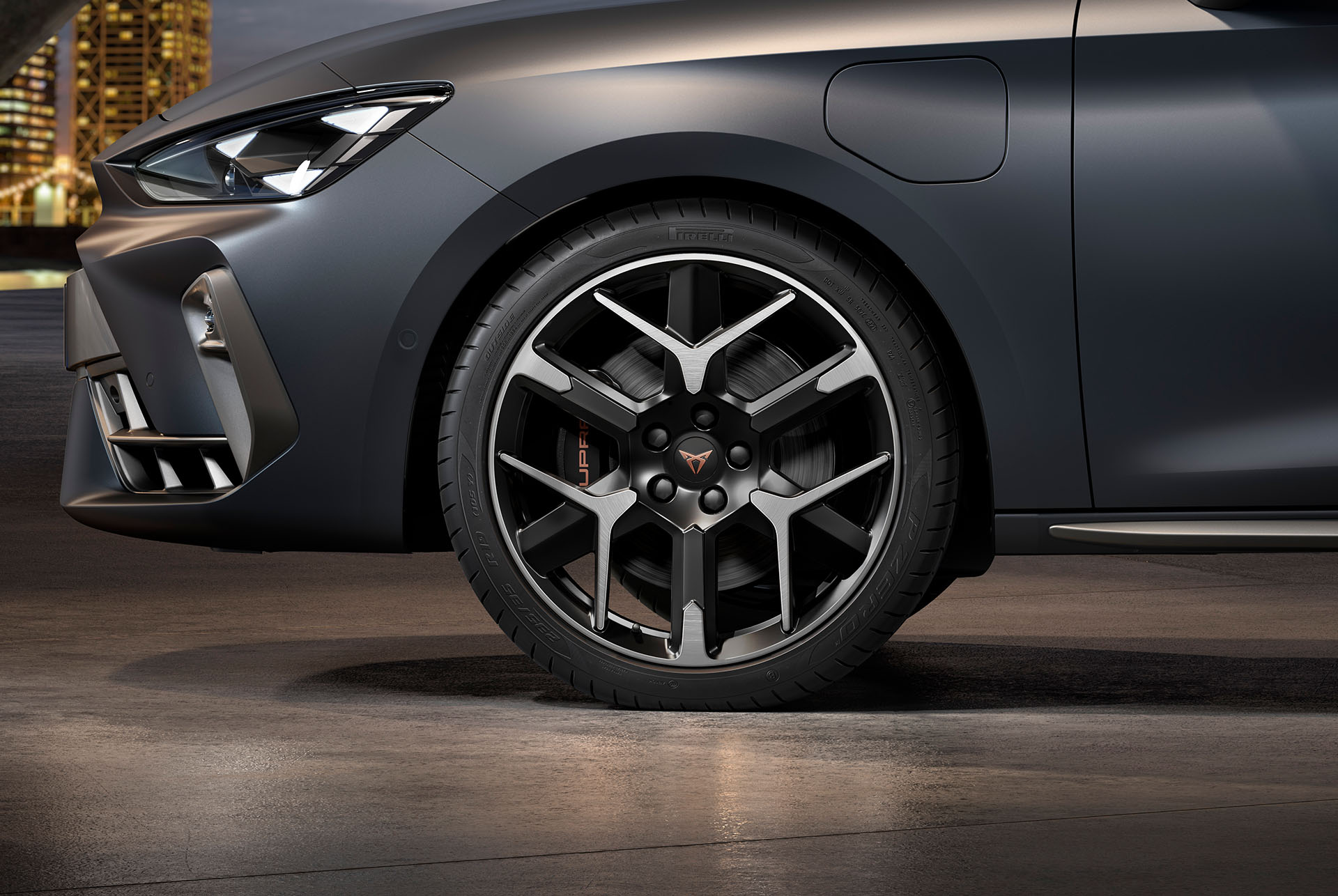 Vue latérale avant gauche des jantes forgées en Argent et Noir, pneus, phares signature et carrosserie en gris mat de la nouvelle Cupra Leon 2024