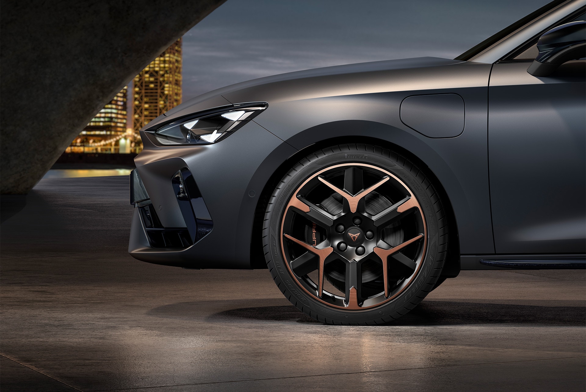 Vue latérale avant gauche des jantes en alliage forgées en Cuivre et Noir, pneus, phares signature et carrosserie en gris mat de la nouvelle CUPRA Leon 2025