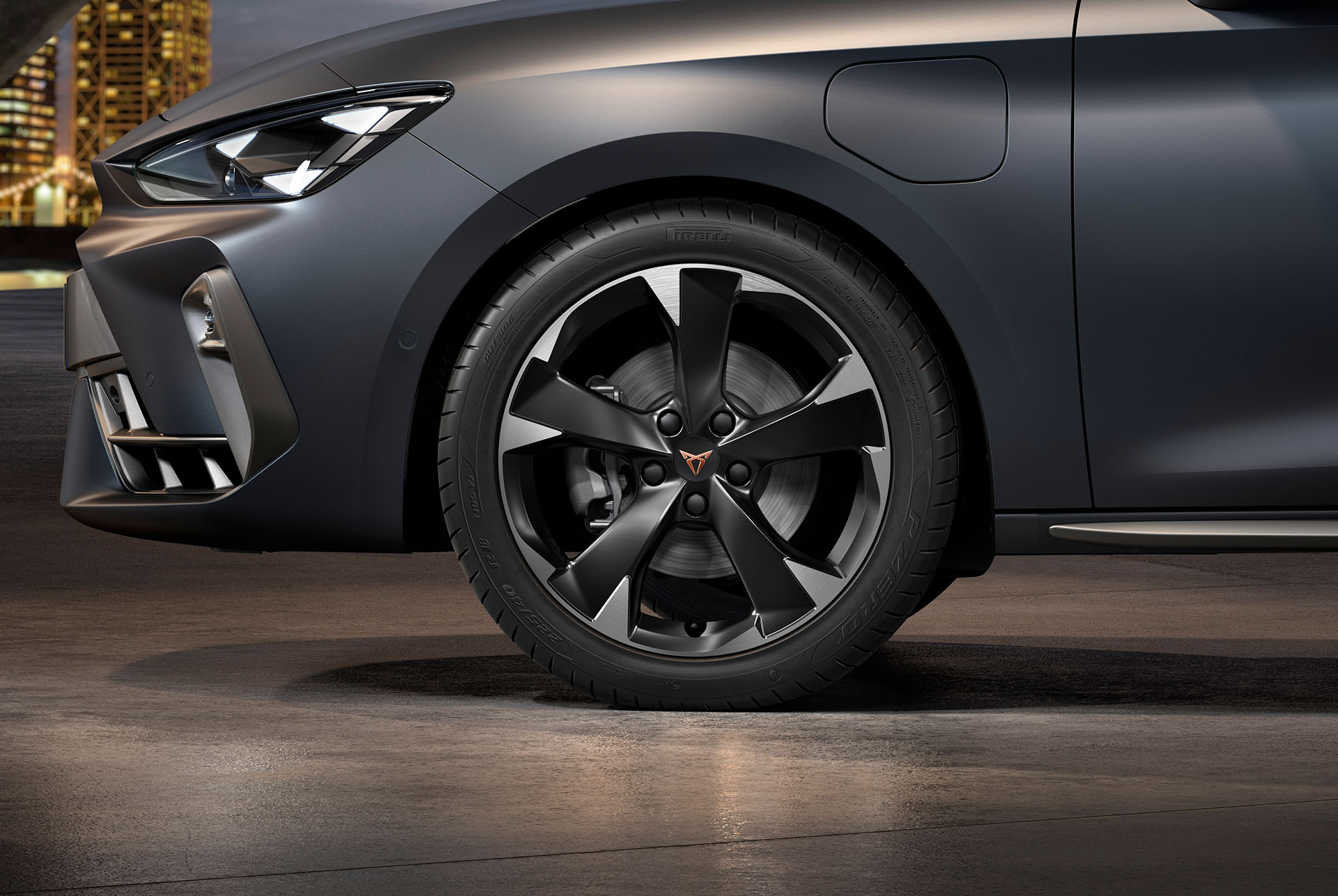 Vue latérale avant gauche des jantes en alliage usinées en Argent, pneus, phares signature et carrosserie en gris mat de la nouvelle Cupra Leon Sportstourer 2024