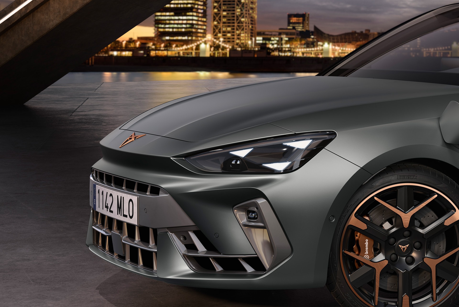 Pack d’équipement de la nouvelle Cupra Leon 2024 hybride en charge, phares Matrix LED, avec signature distinctive et phares à œil.