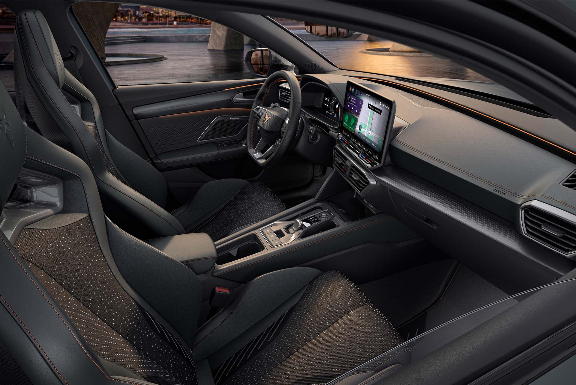 Design intérieur Extrême de la nouvelle Cupra Leon 2024 hybride, sièges-baquets CUP sportifs chauffants et électriques, avec fonction mémoire pour le conducteur et le passager avant.